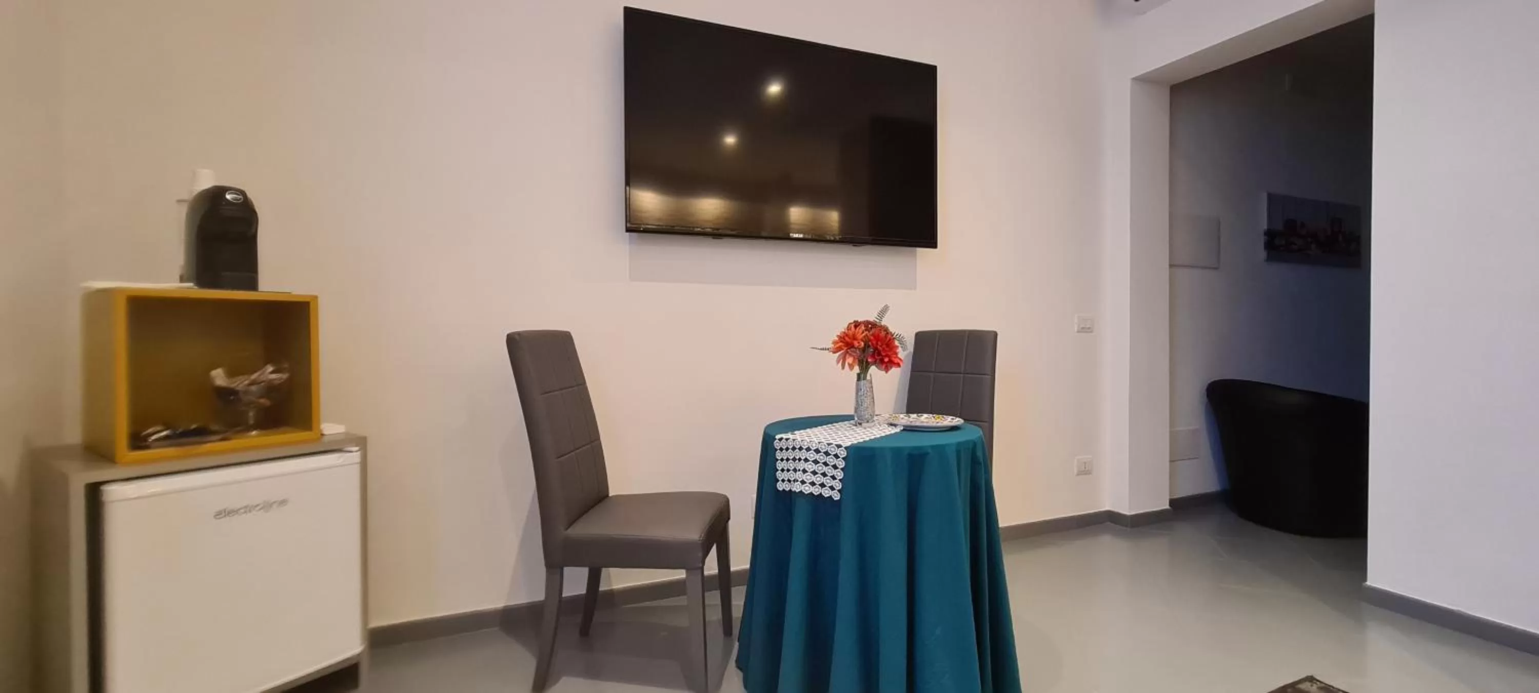 TV/Entertainment Center in 'novecento bed & breakfast