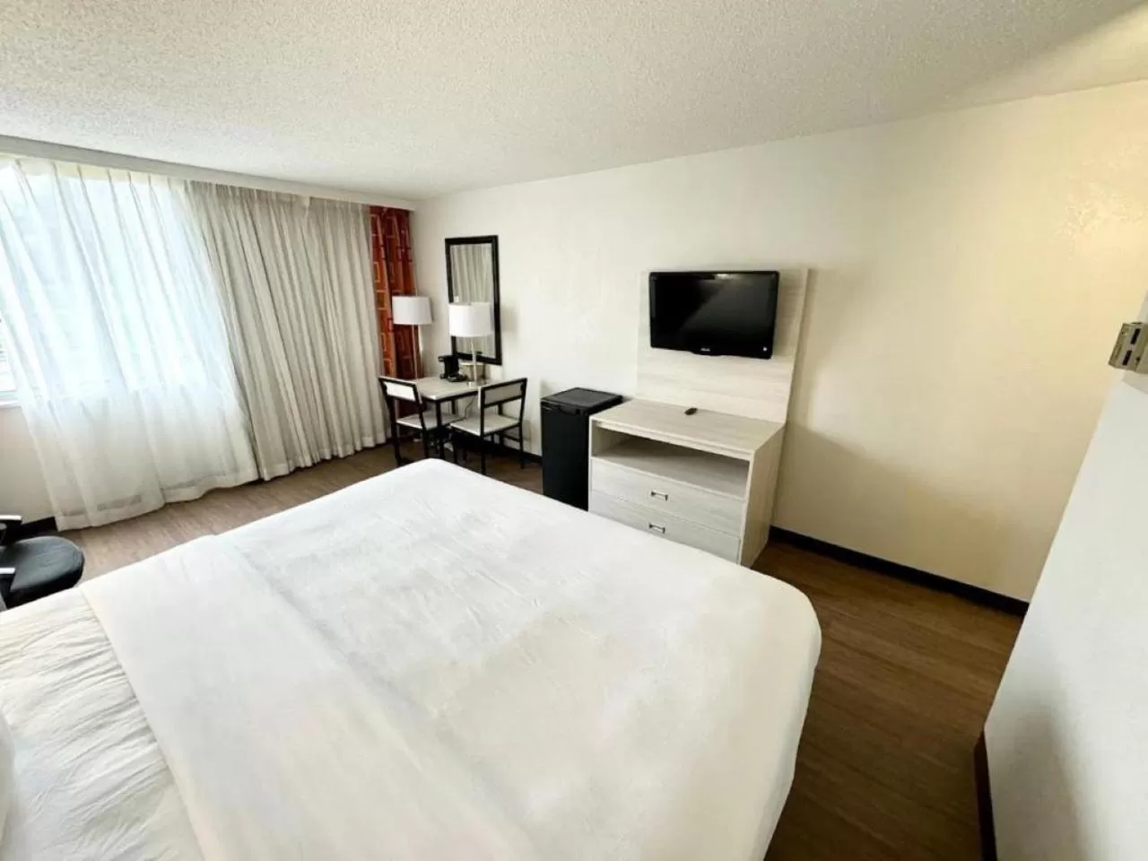 Photo of the whole room, Bed in Quality Inn & Suites East Syracuse - Carrier Circle