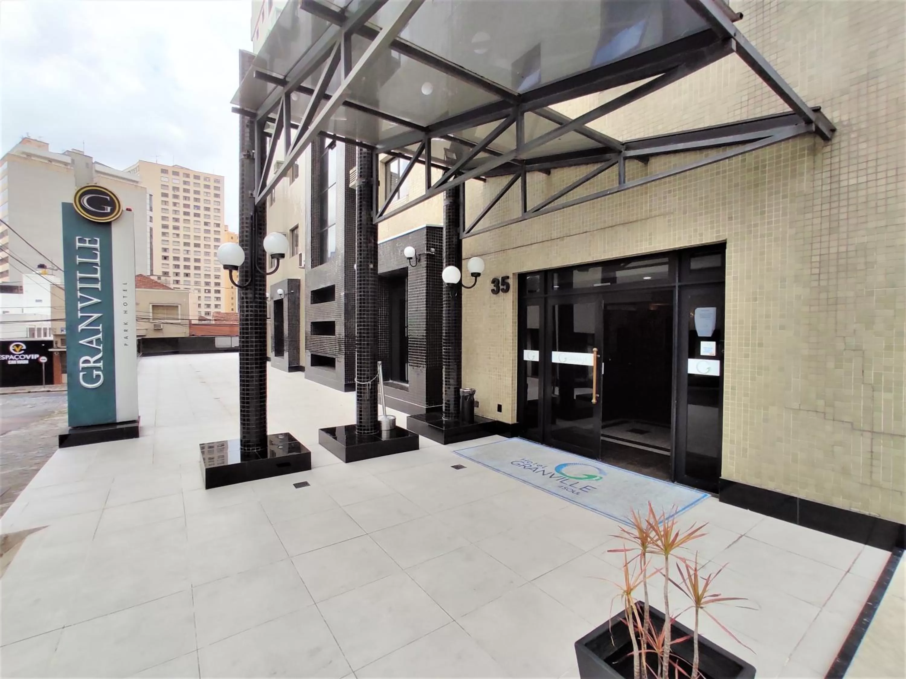 Facade/entrance in Granville Hotel