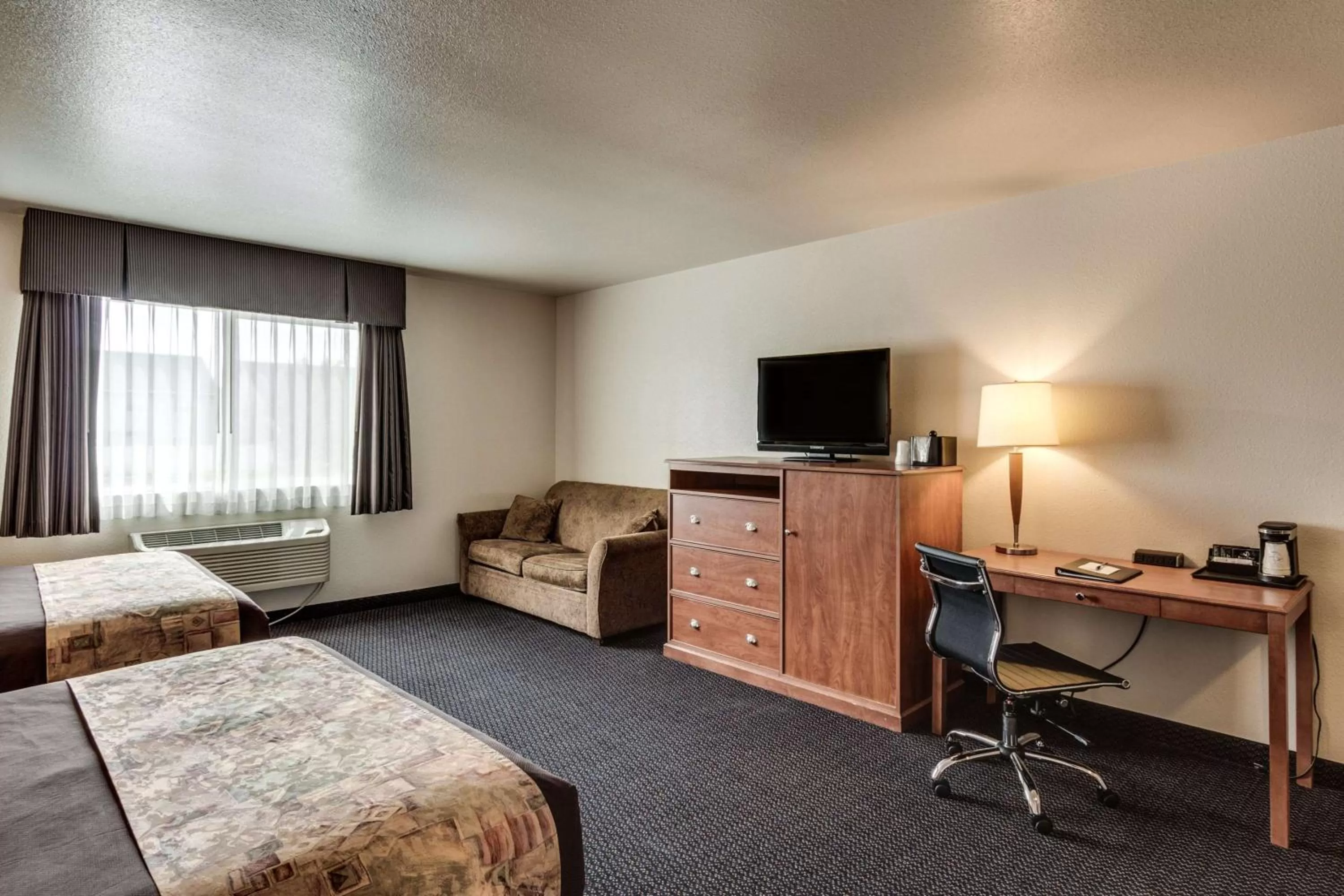 Photo of the whole room, Bed in SureStay Plus Hotel by Best Western Post Falls