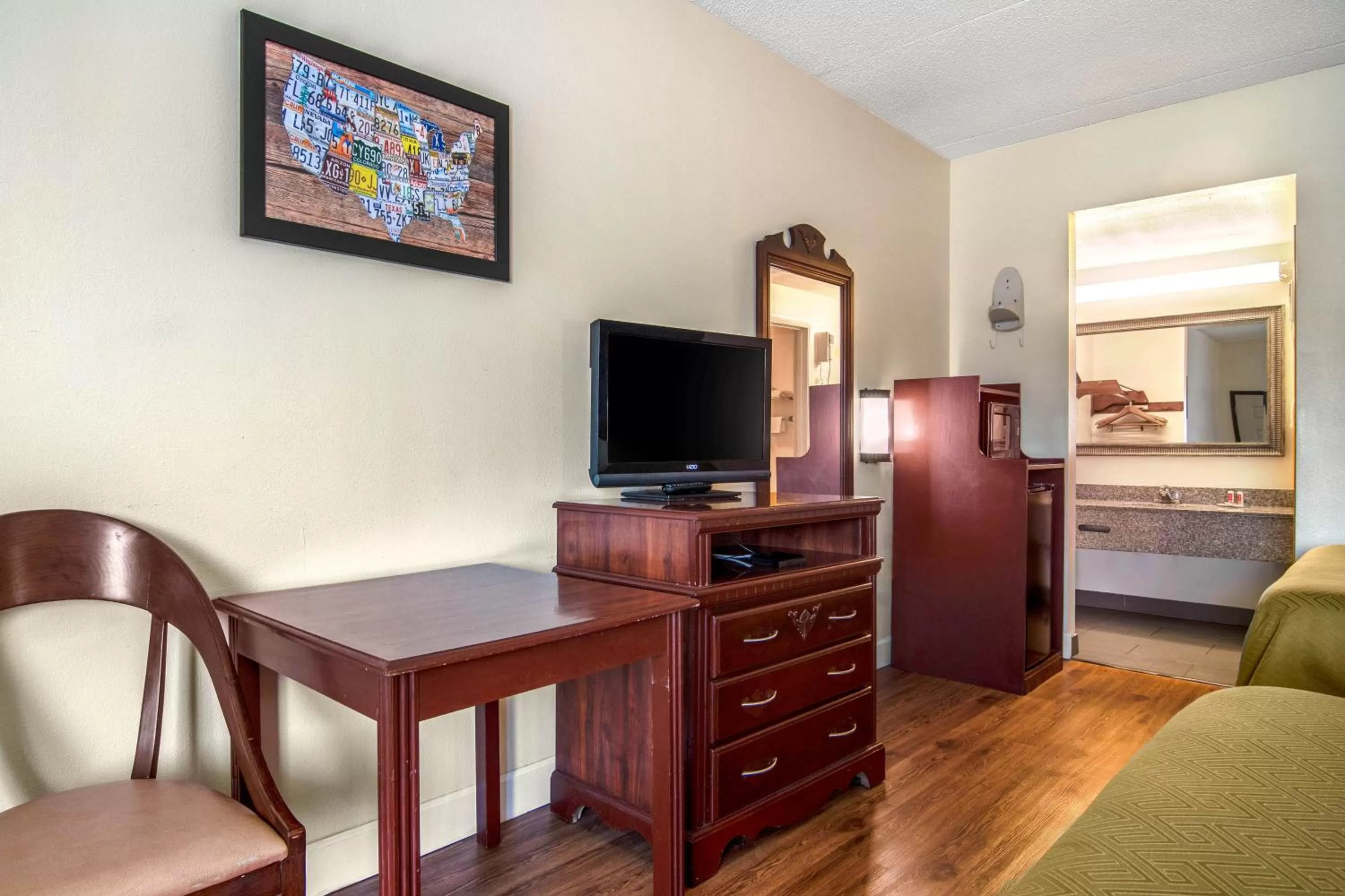 TV and multimedia in Econo Lodge Inn & Suites