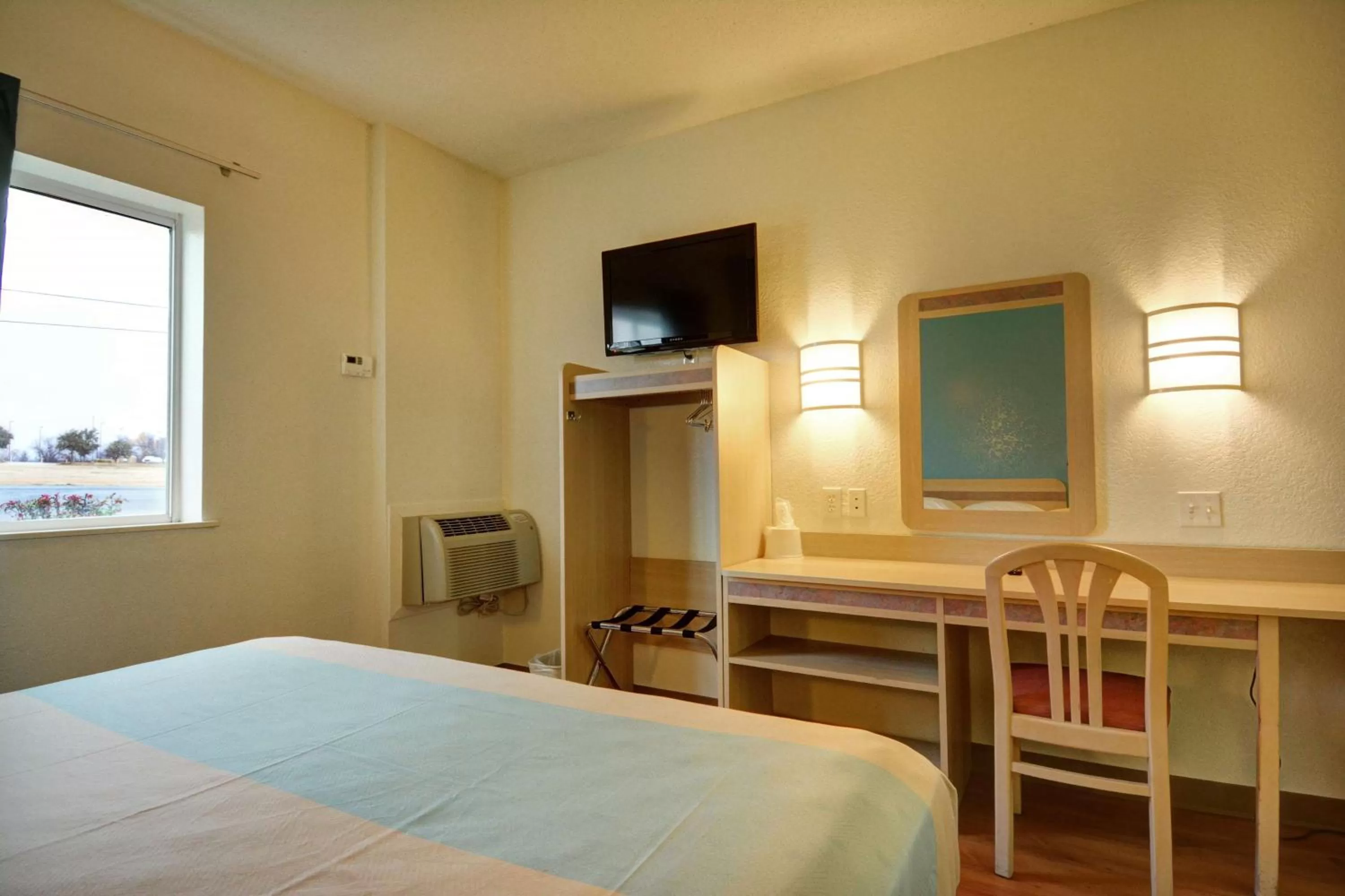 Photo of the whole room, Bed in Motel 6-Denison, TX