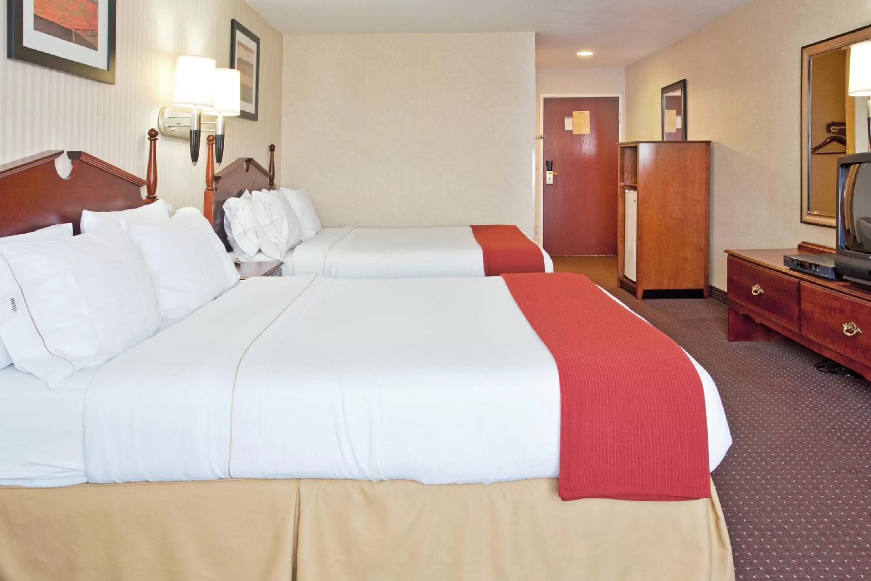 Bedroom, Bed in Holiday Inn Express Hotel & Suites Wabash by IHG
