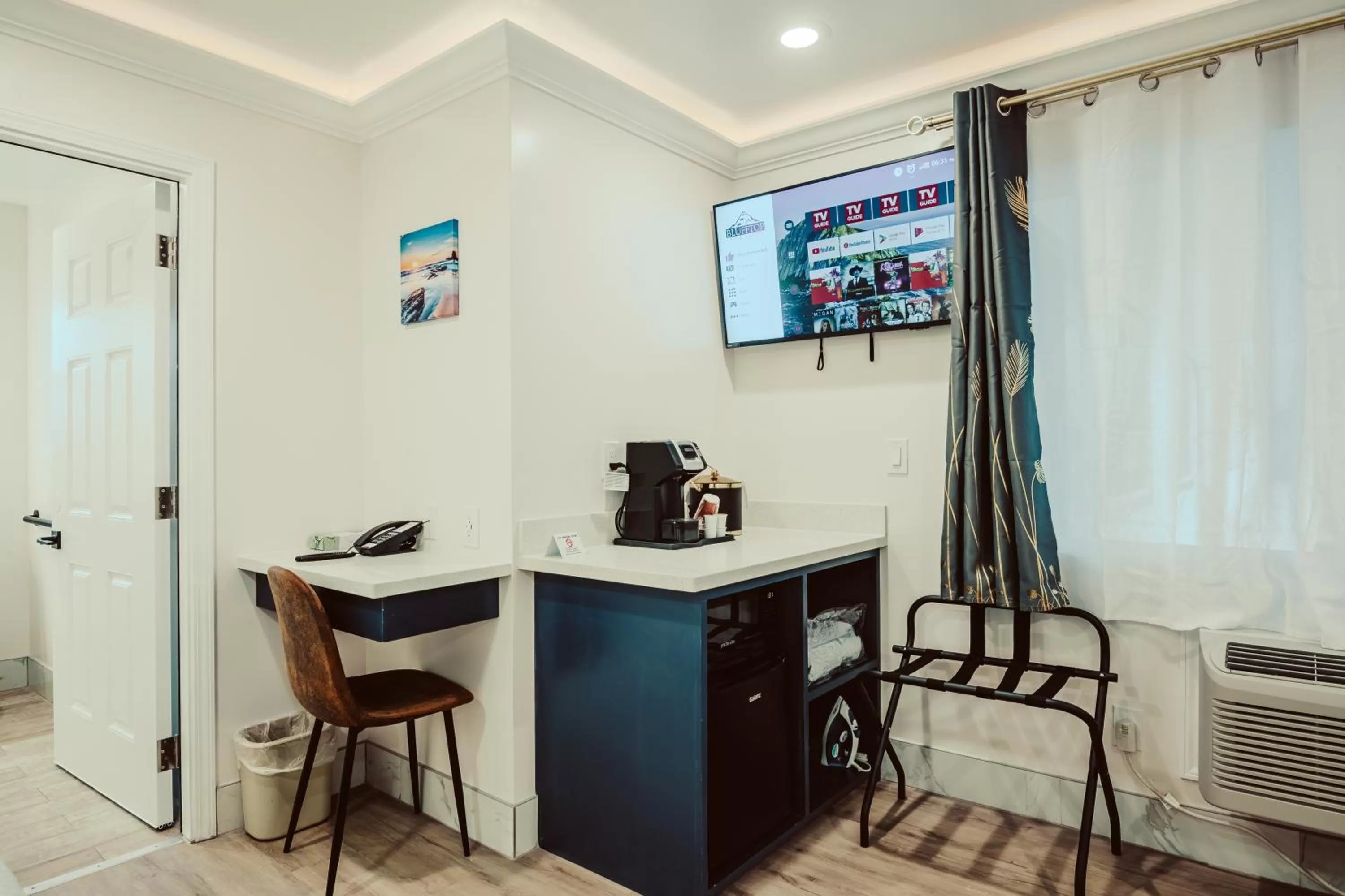 TV and multimedia in Blufftop Inn & Suites - Wharf/Restaurant District