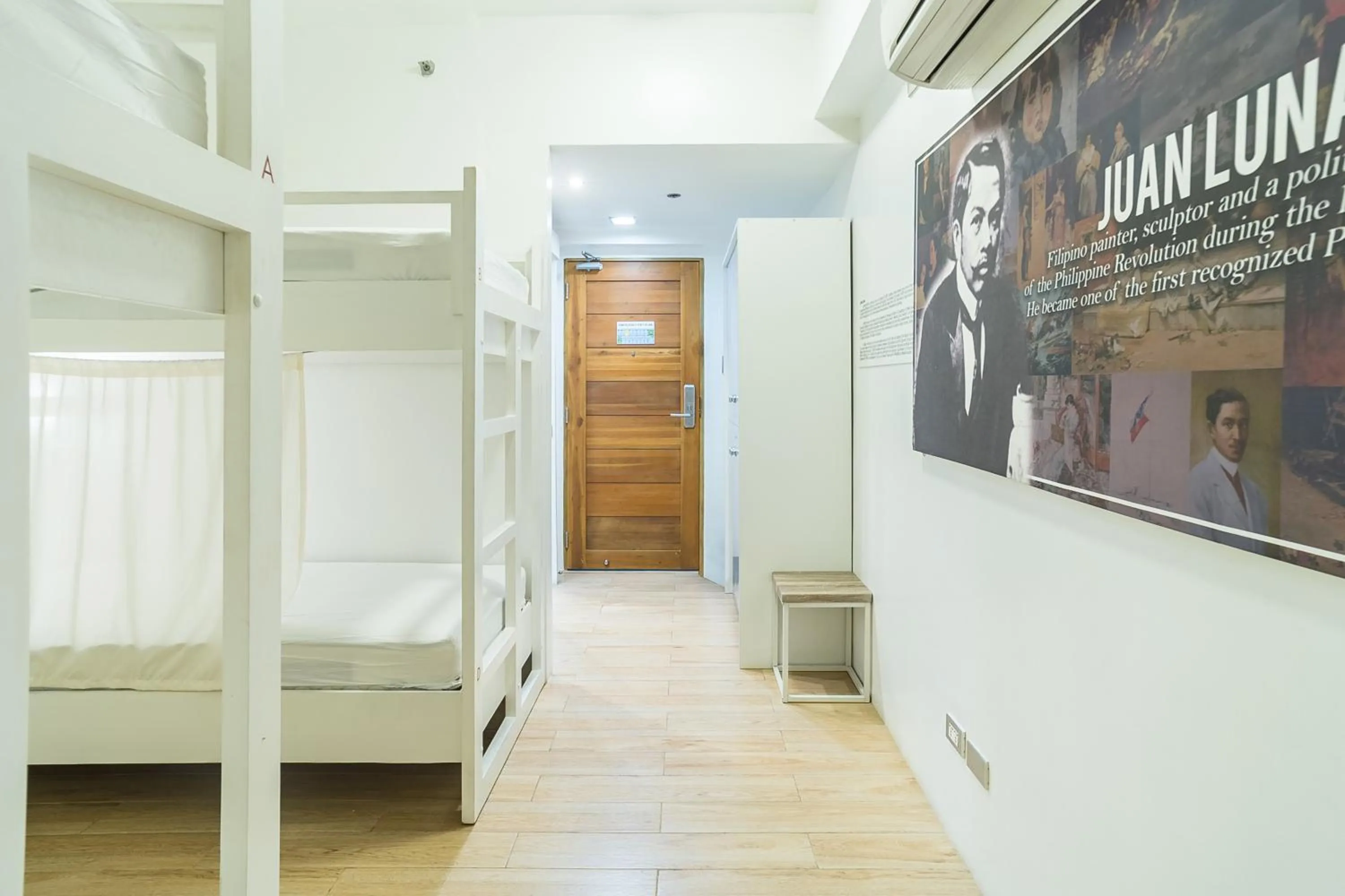 bunk bed, Bed in Heroes Hotel