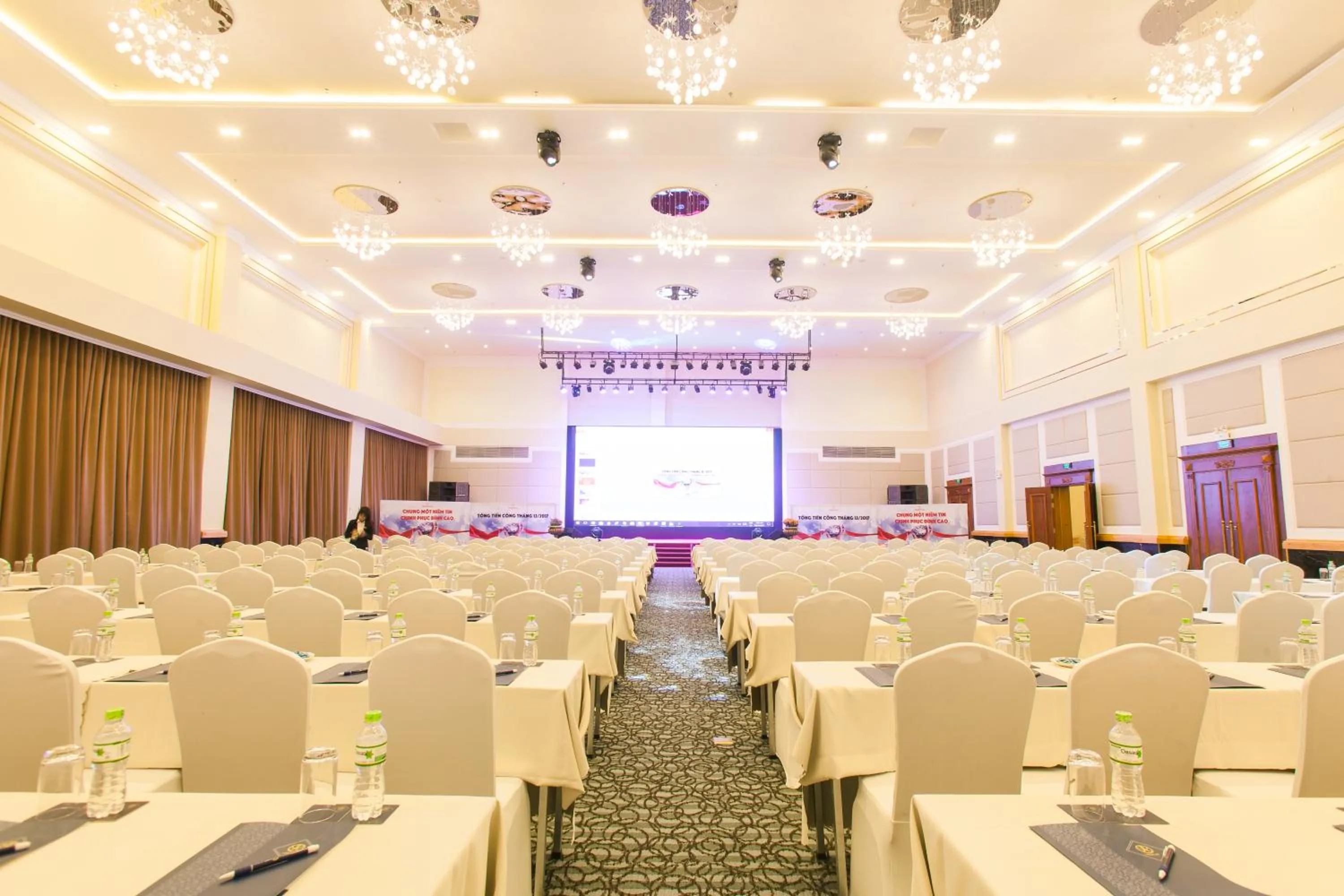 Restaurant/places to eat in Ladalat Hotel