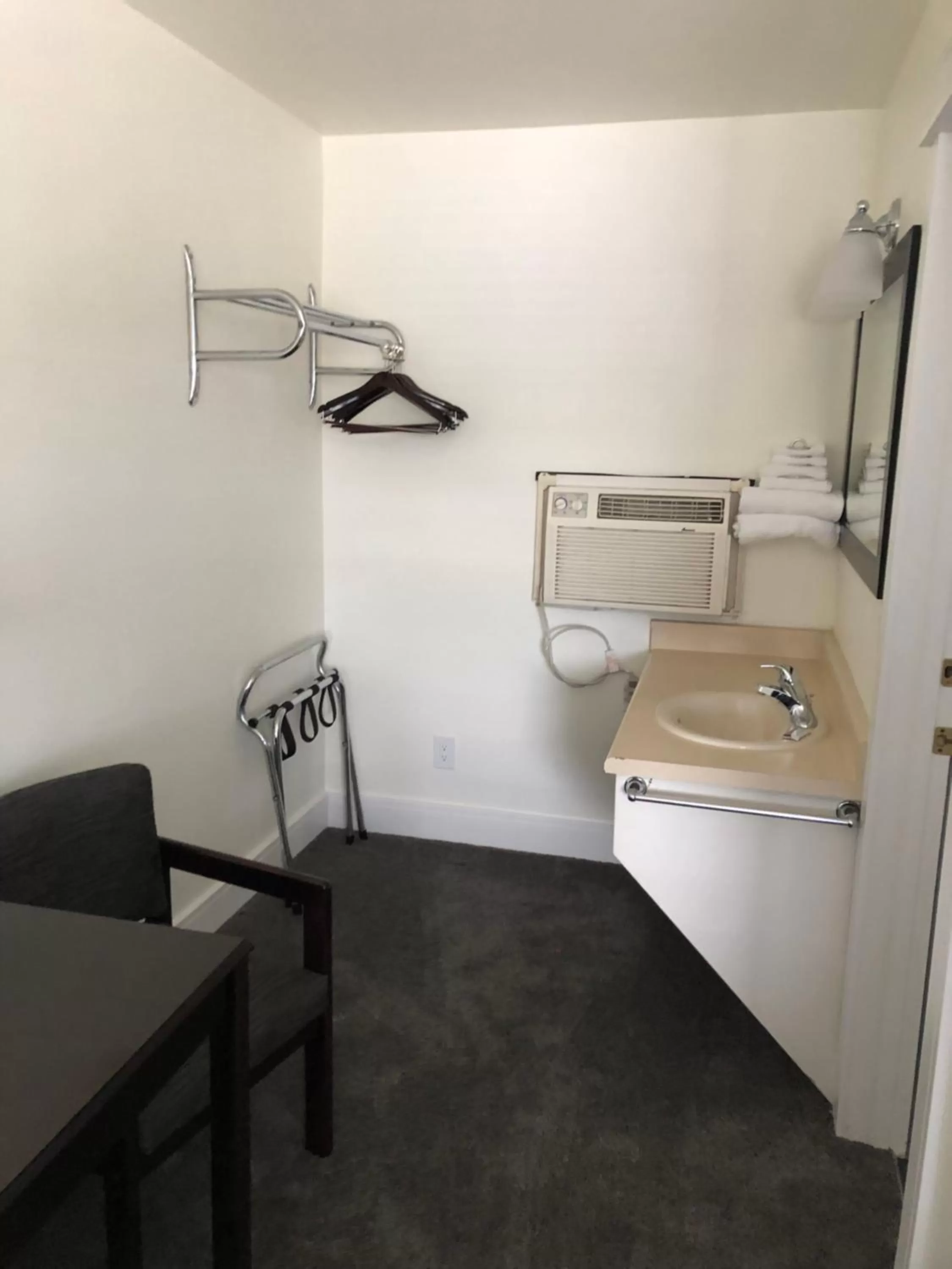 Bathroom in El Rancho Motel