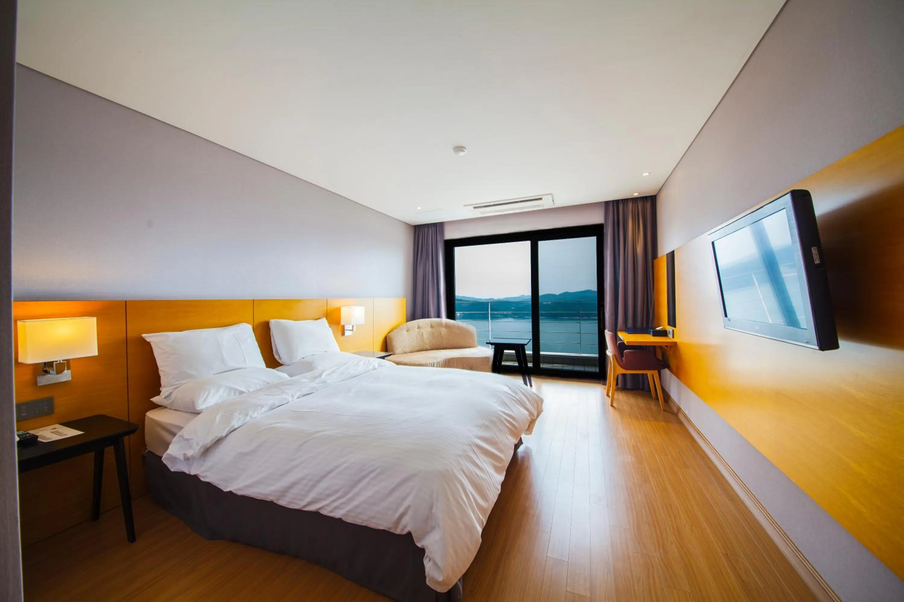 Bed in Asia Lakeside Hotel