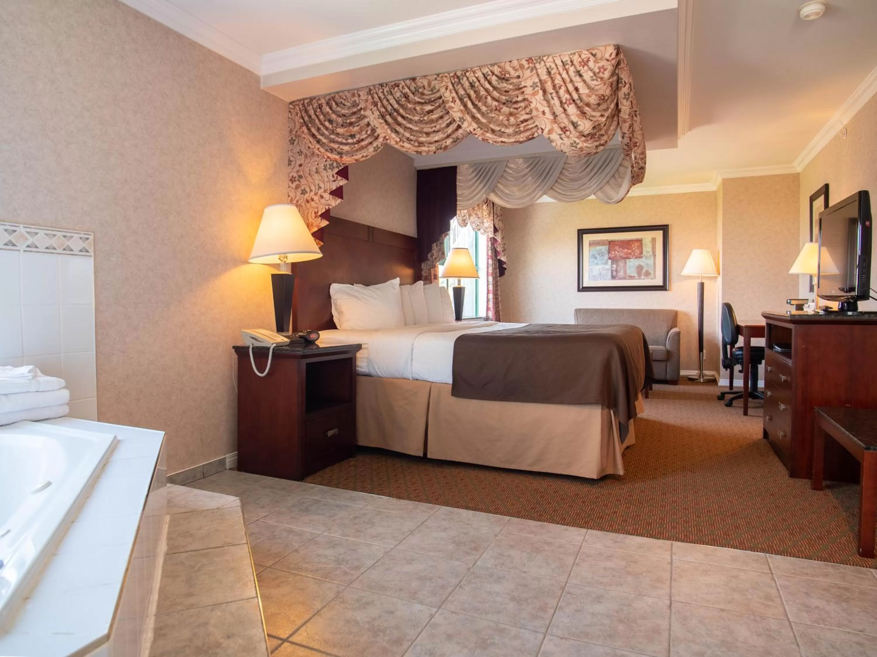 King Suite with Whirlpool in Pacific Inn & Suites Kamloops