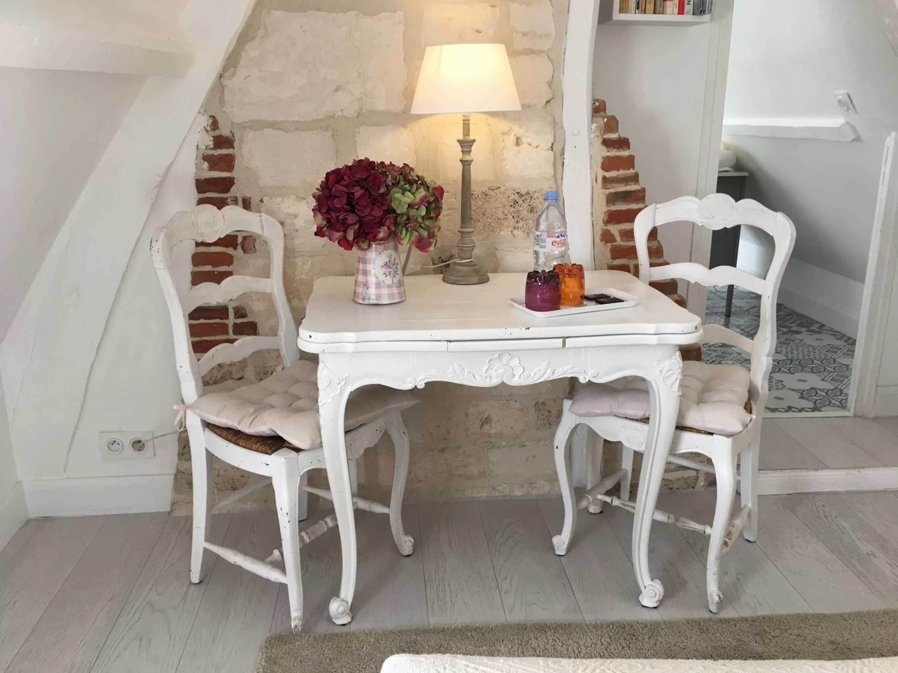 Seating area in La Romance et la Romanesque
