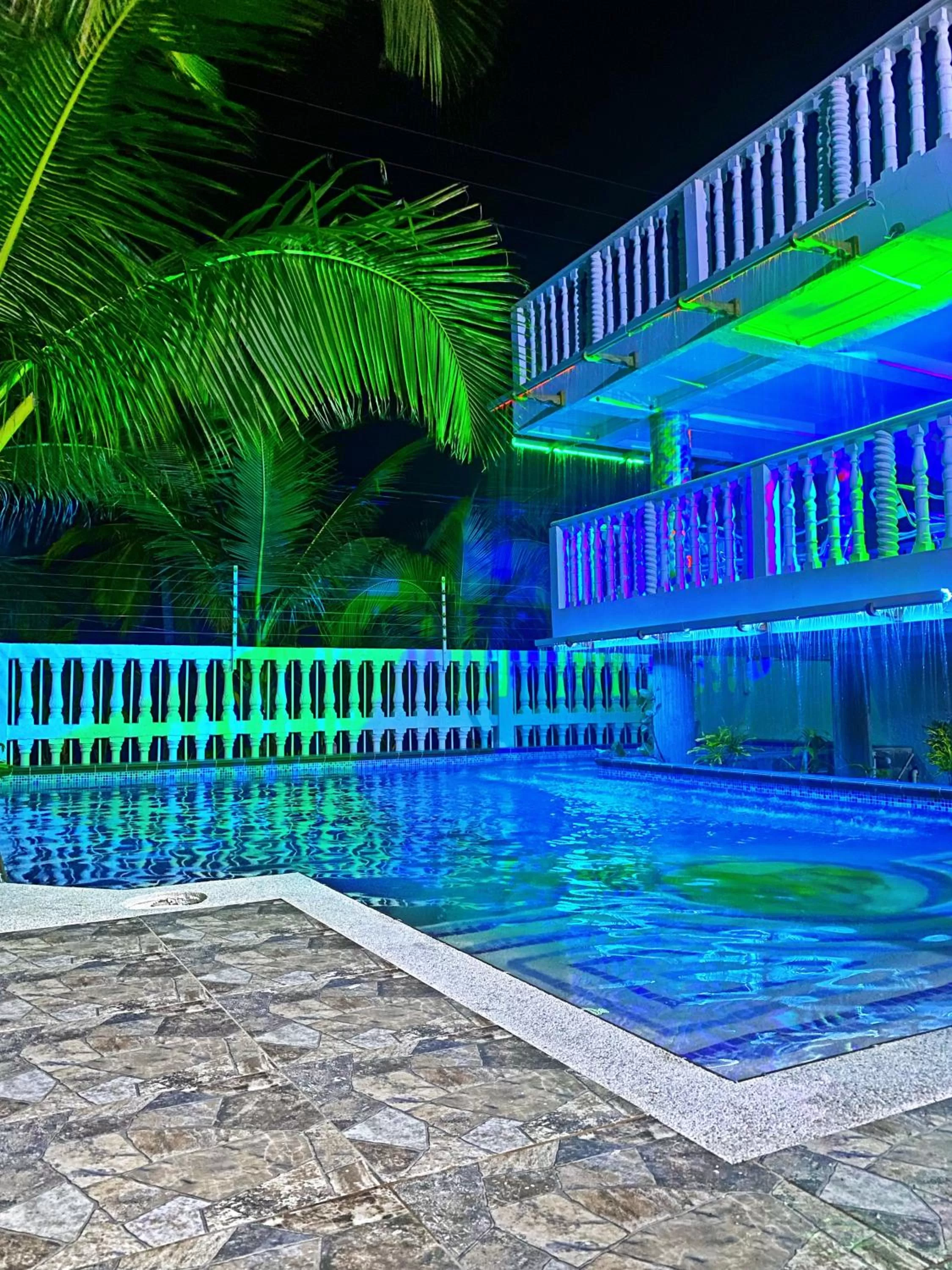 Swimming pool in Sunset Paradise