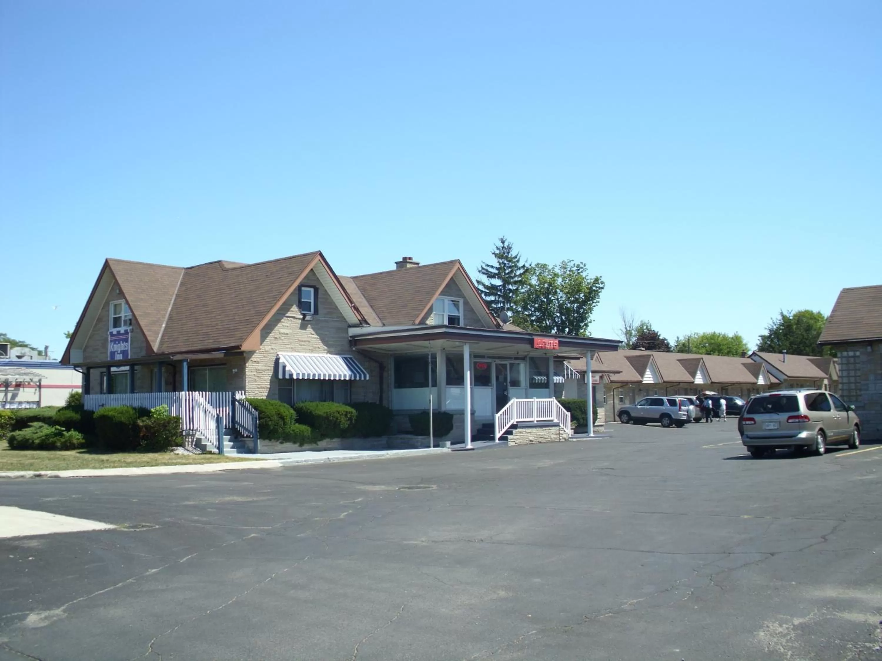 Facade/entrance in Knights Inn London Ontario