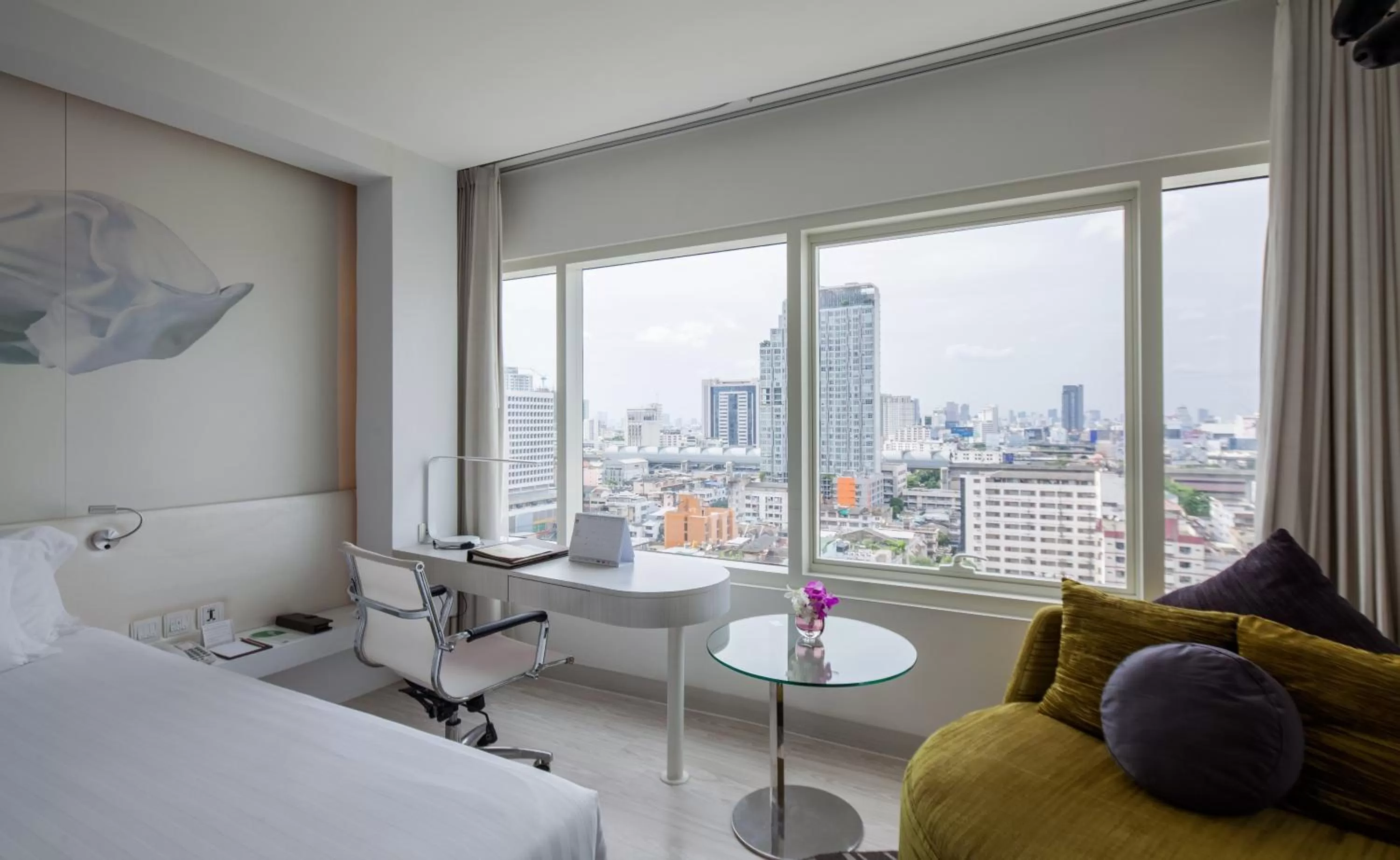 View (from property/room), Bed in Centara Watergate Pavilion Hotel Bangkok