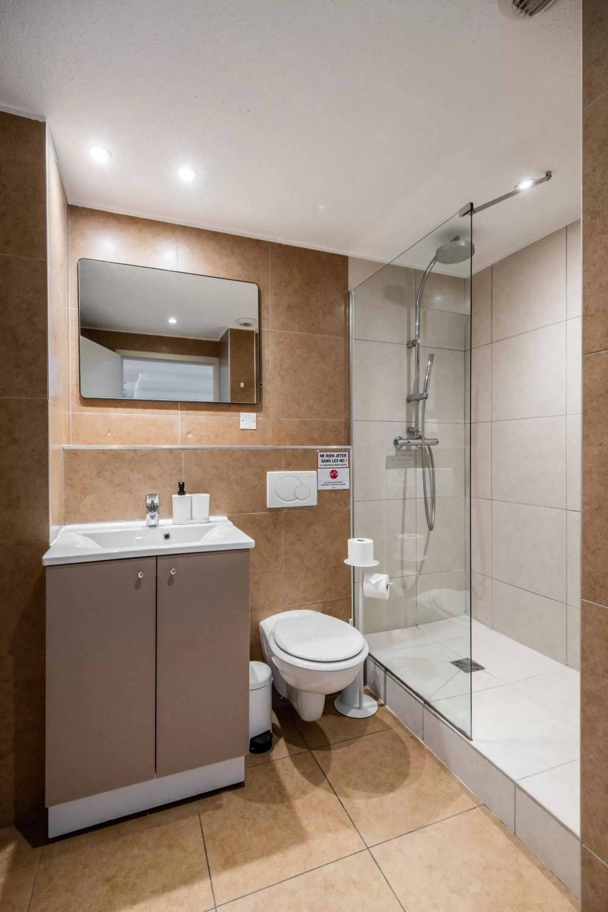 Bathroom in Résidence Chateau d'Acotz - Avec piscine à 600m des plages à Saint-Jean-de-Luz
