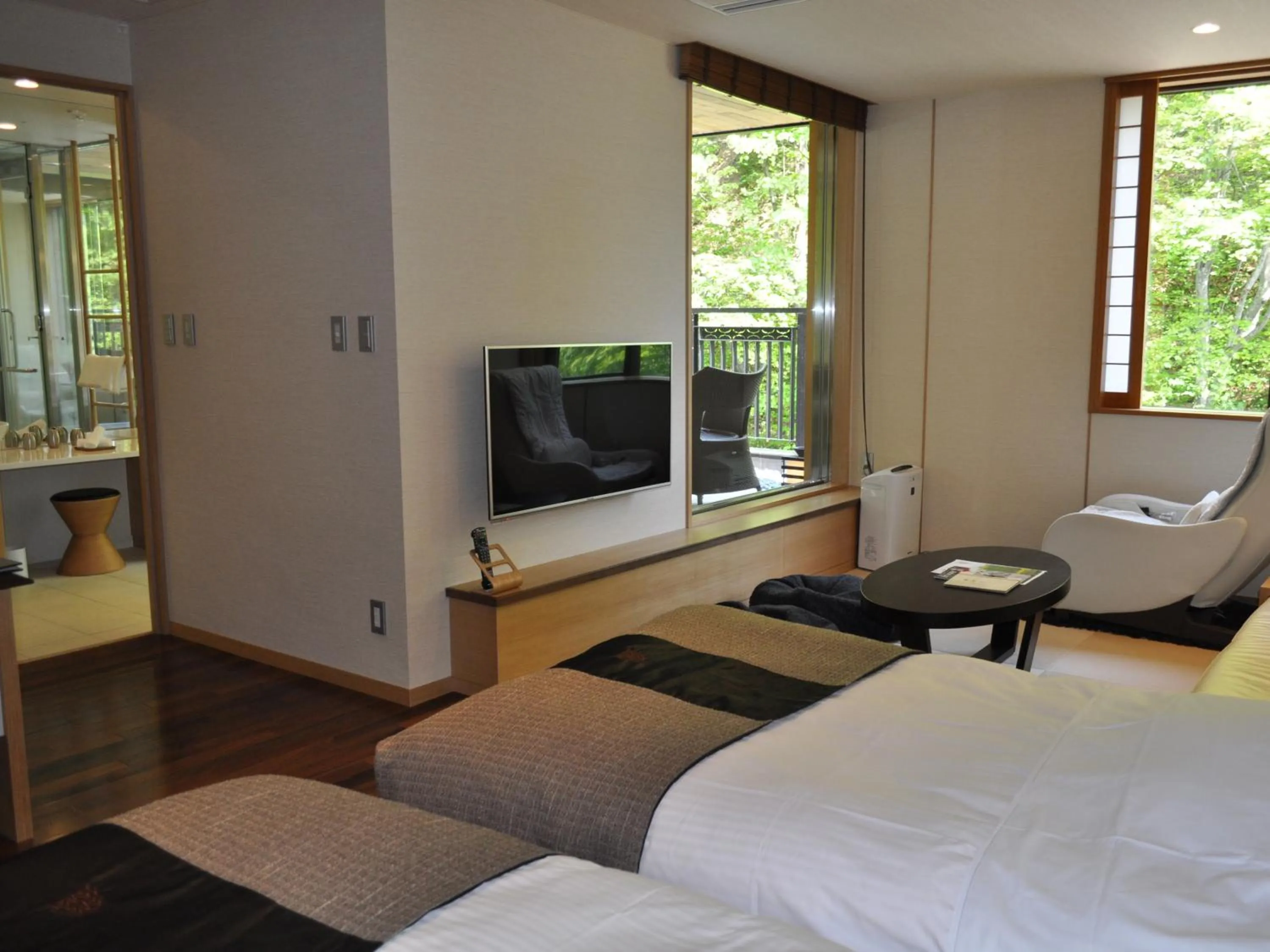Photo of the whole room, Bed in Niseko Konbu Onsen Tsuruga Moku-no-sho