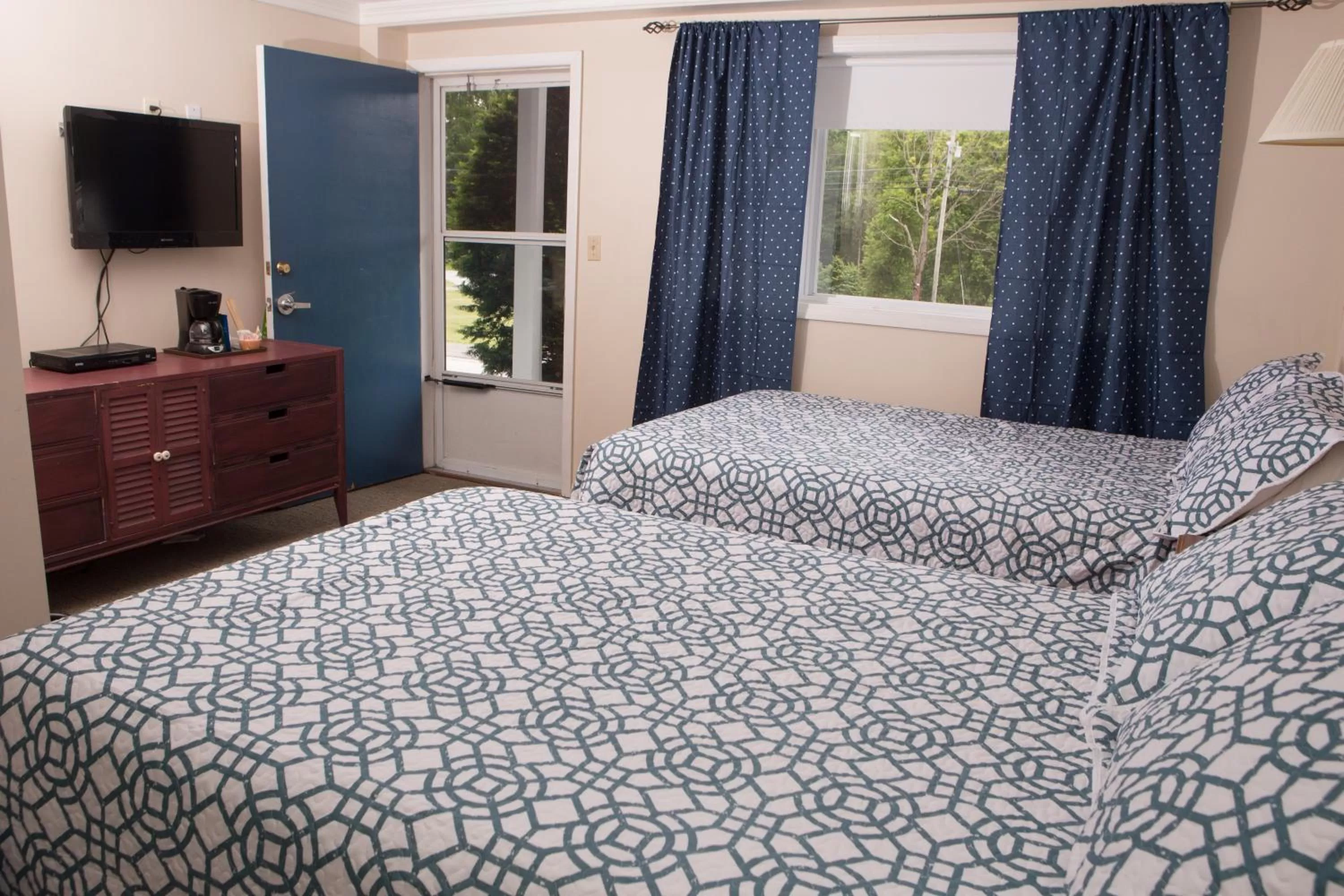 Bed in Governor's Rock Motel