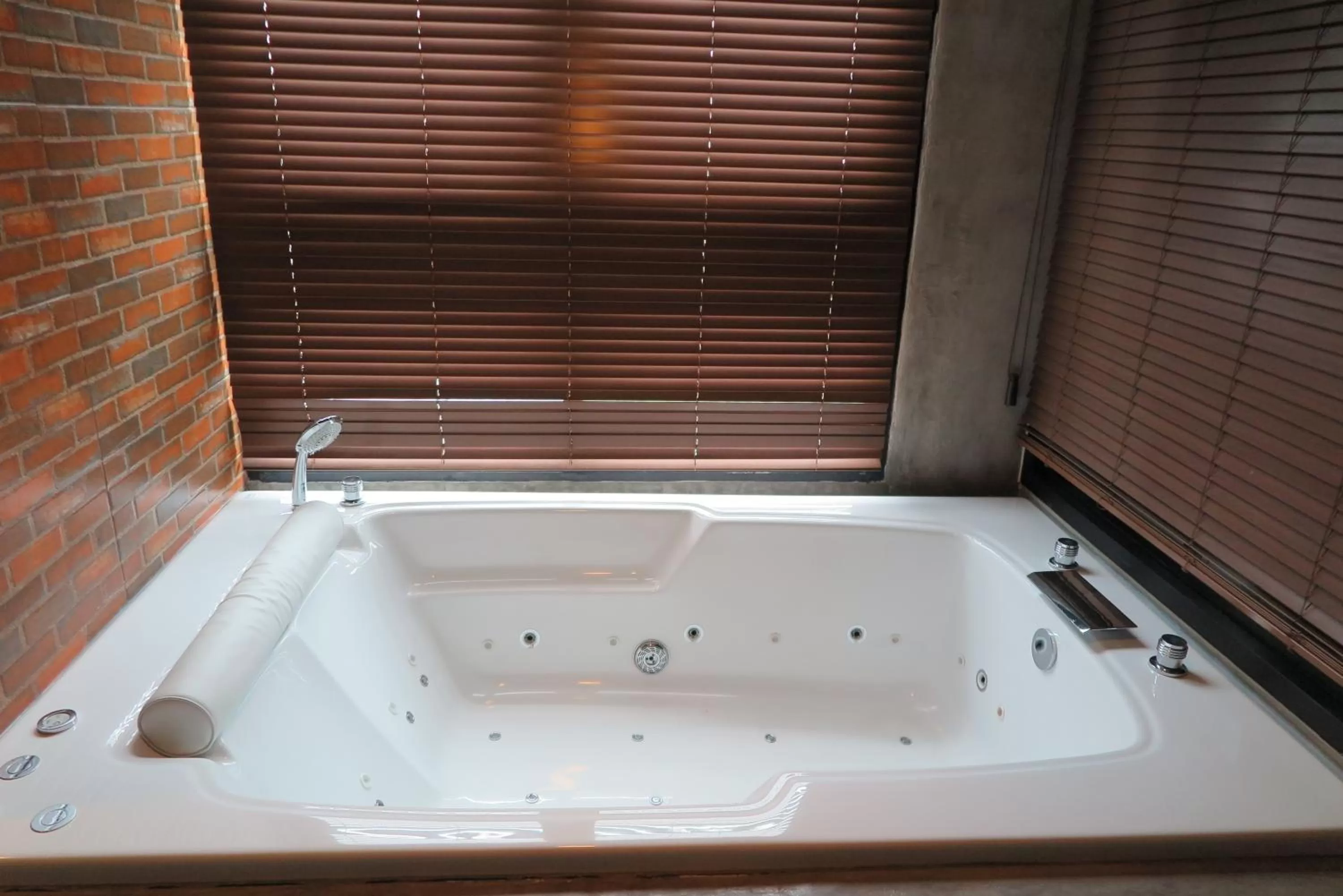 Bath in V20 Boutique Jacuzzi Hotel