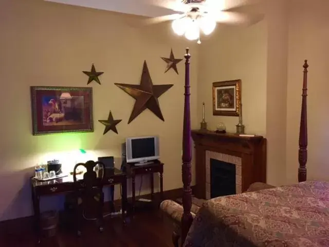 Deluxe Queen Room in 1896 O'Malley House Deluxe Queen Room in 1896 O'Malley House