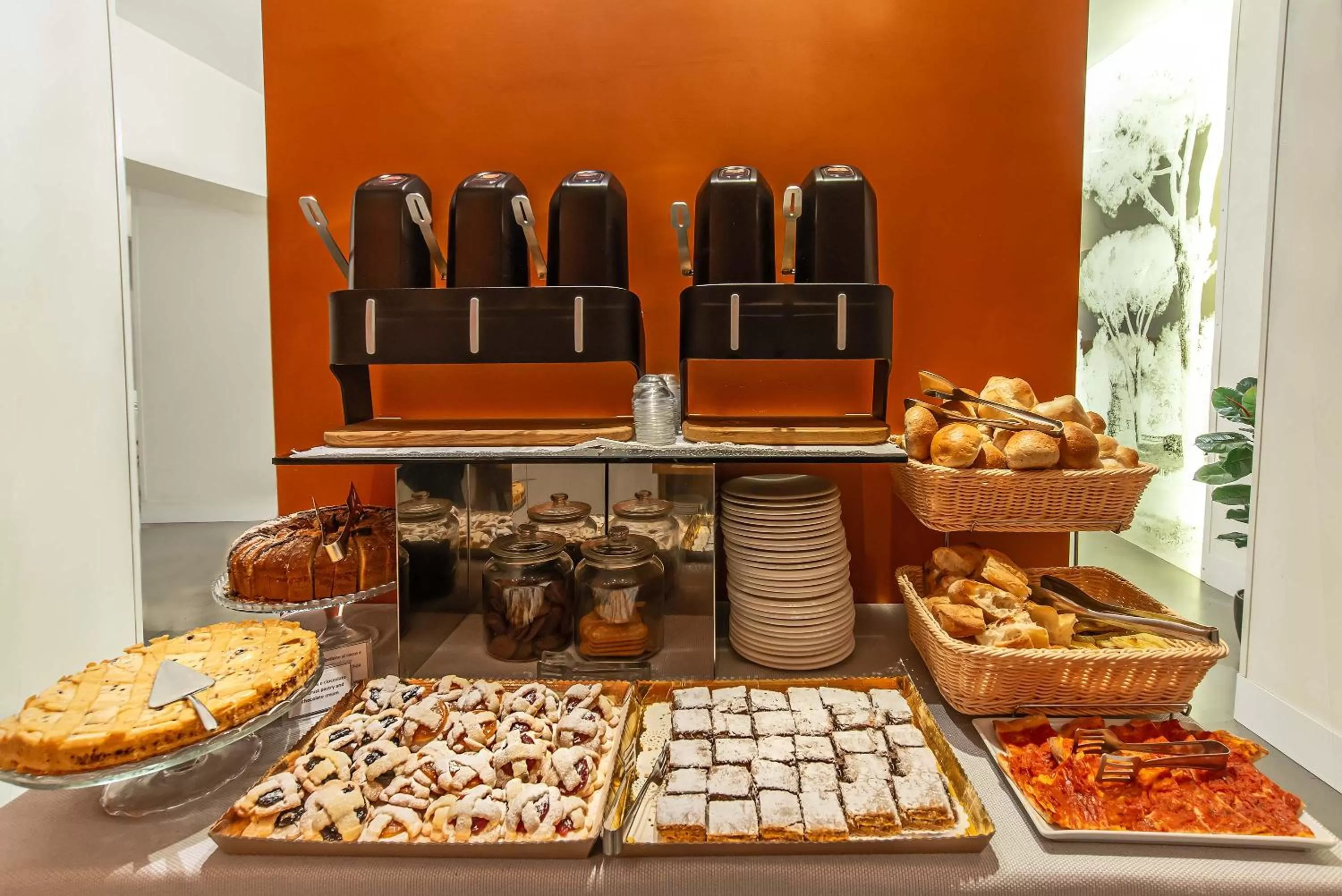 Food and drinks in Hotel White