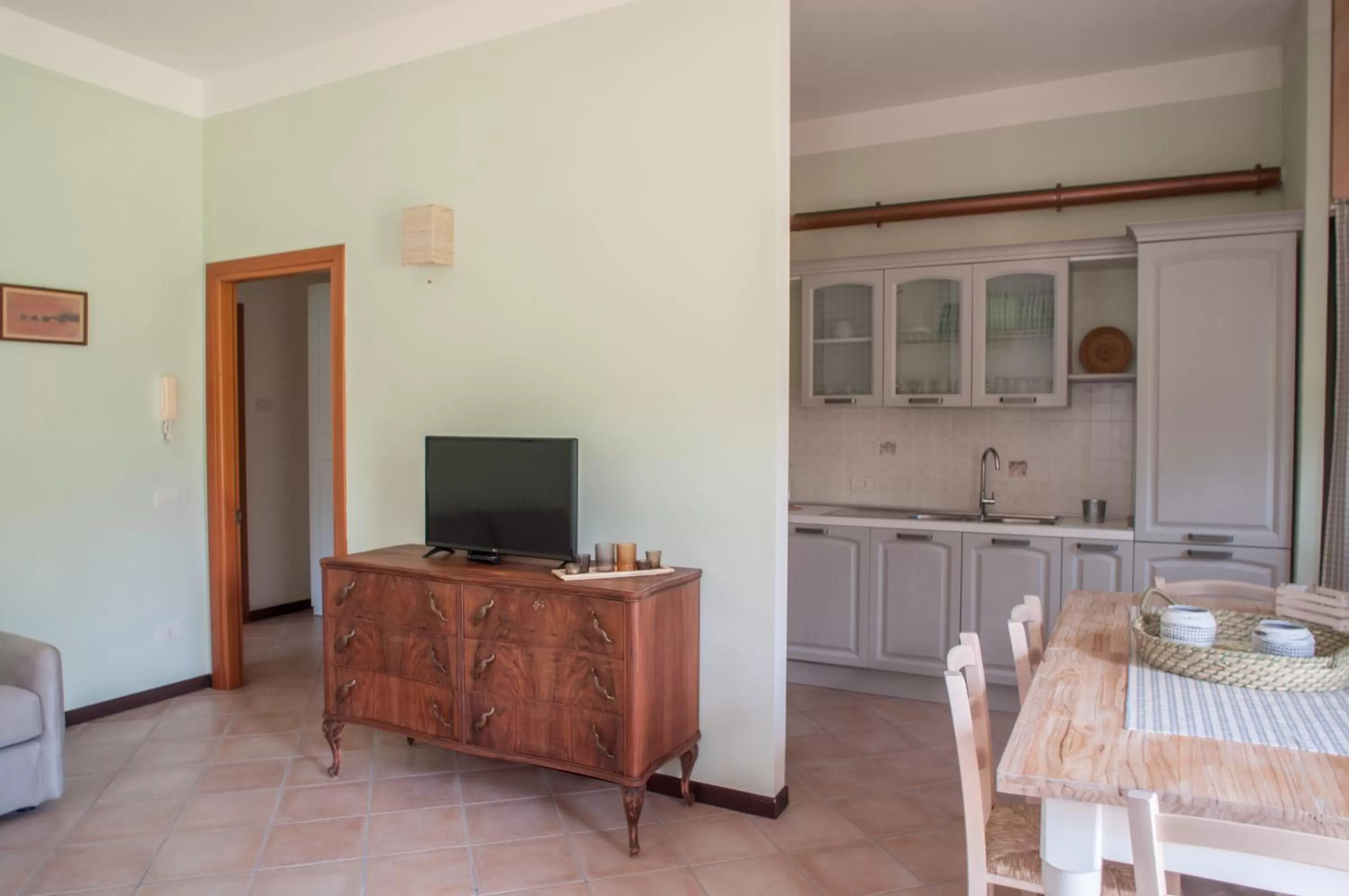 Kitchen or kitchenette, TV/Entertainment Center in CASALE LA FATA -tipico toscano immerso nelle colline tra Lucca e Versilia, 6 appartamenti indipendenti