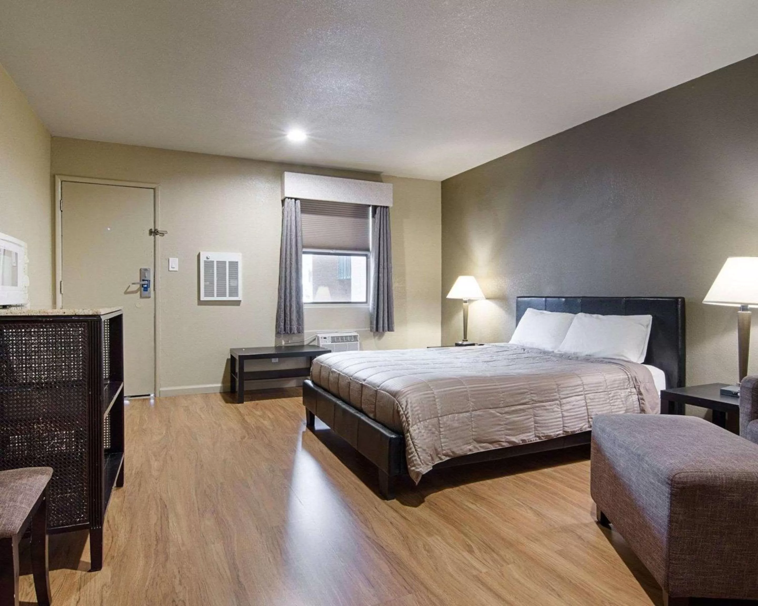 Photo of the whole room, Bed in Rodeway Inn Flagstaff East Route 66