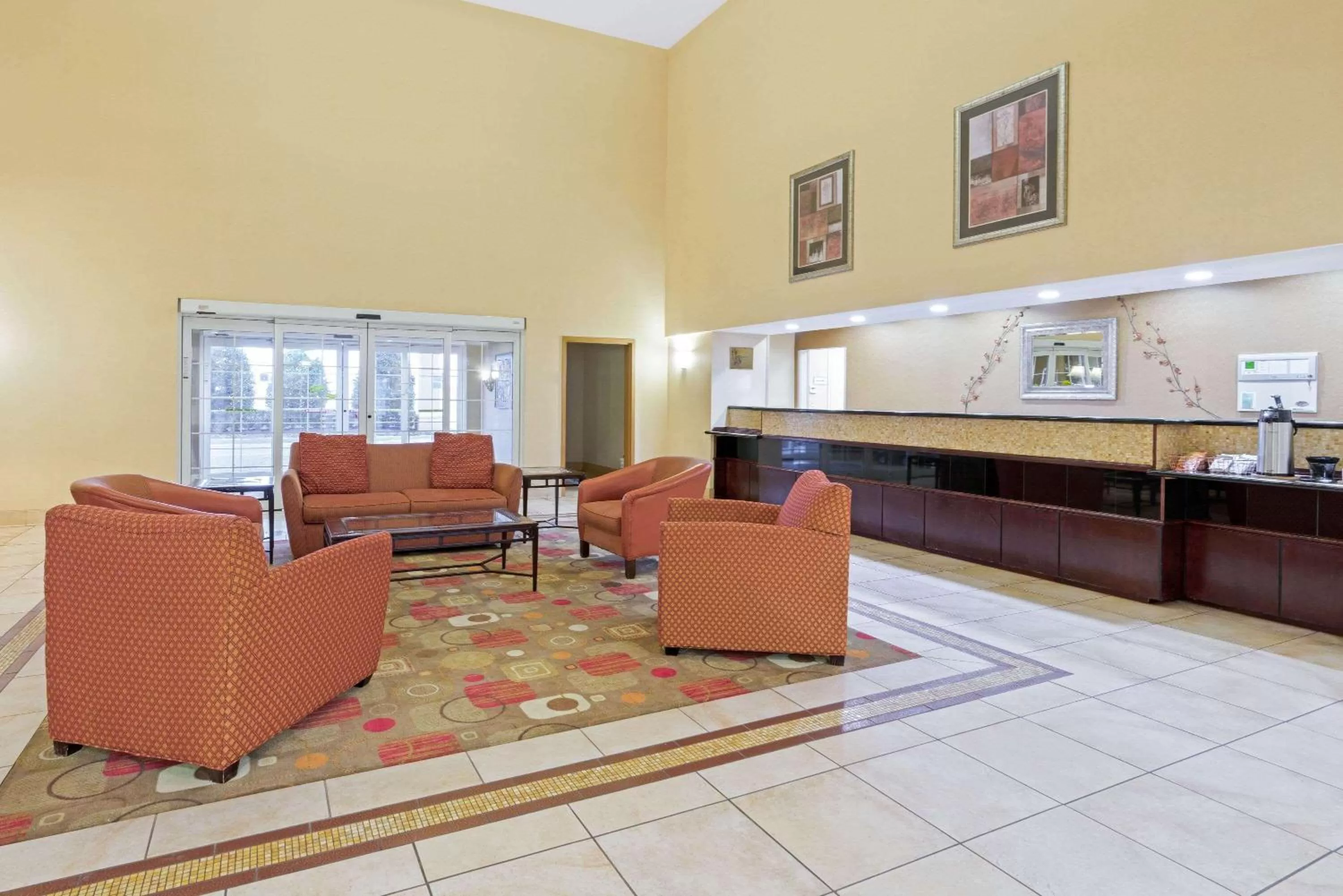 Lobby or reception in La Quinta by Wyndham Stillwater -University Area