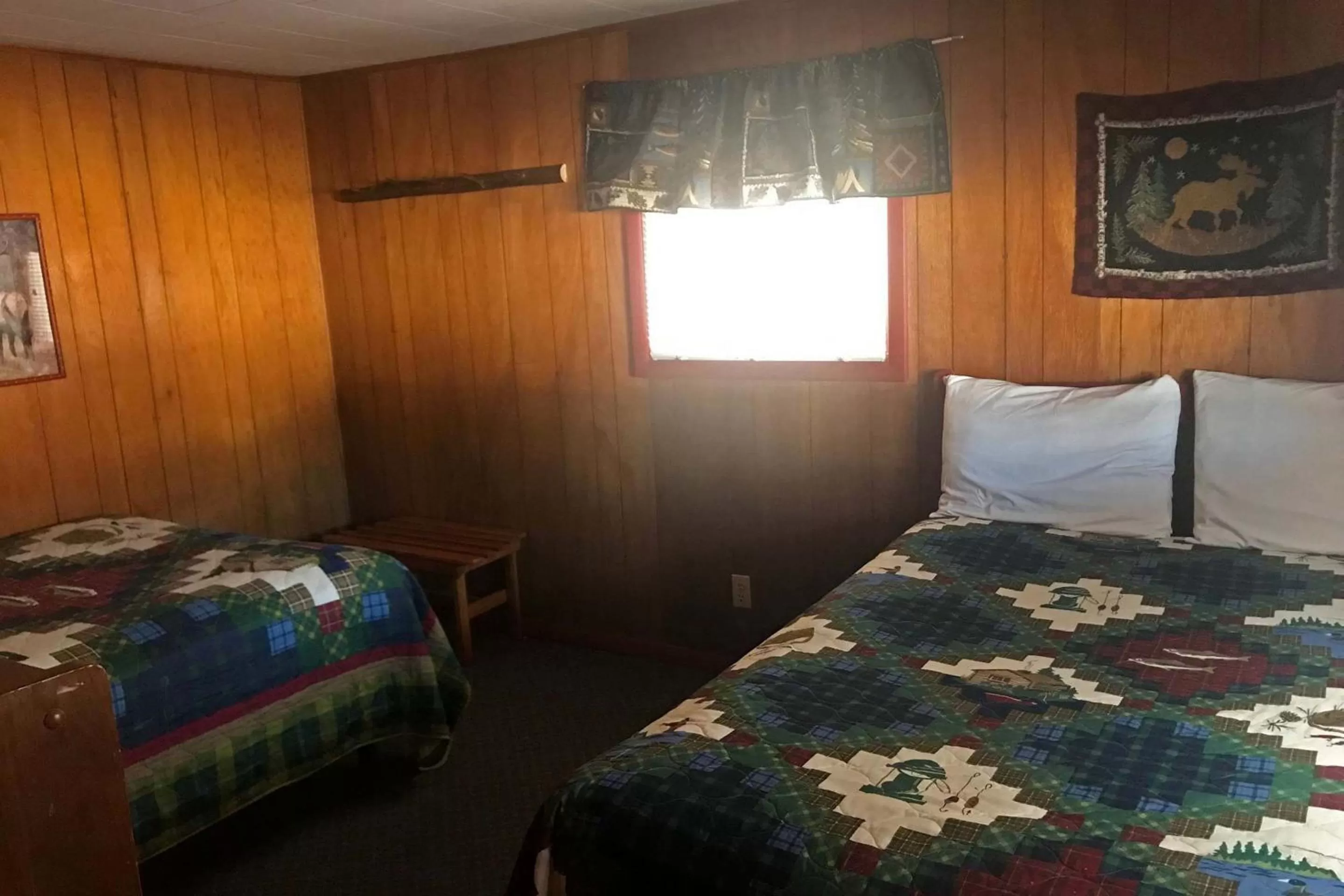 Photo of the whole room in Elkhorn Lodge