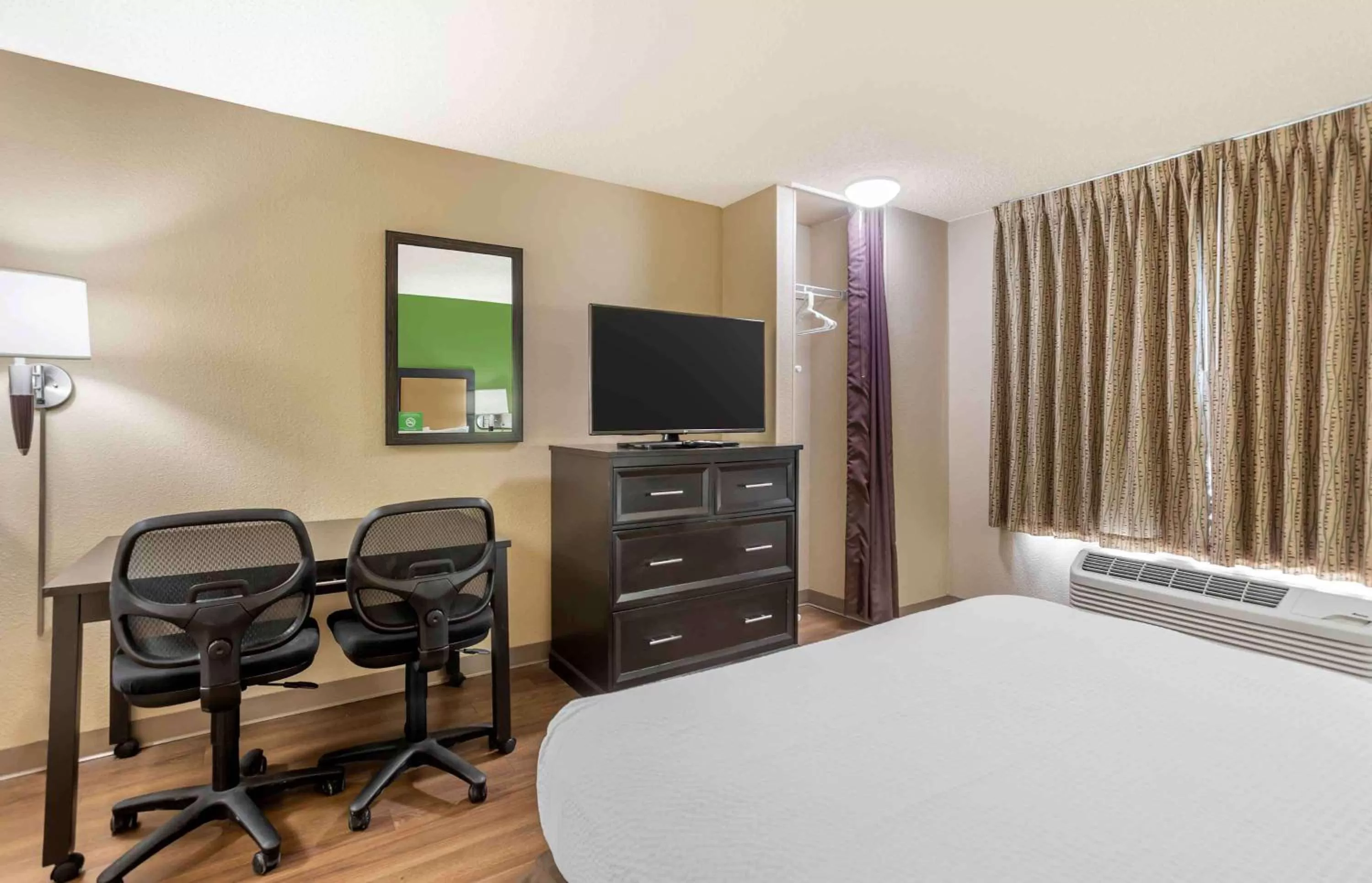 Bedroom, Bed in Extended Stay America Select Suites - Columbia - Stadium Blvd