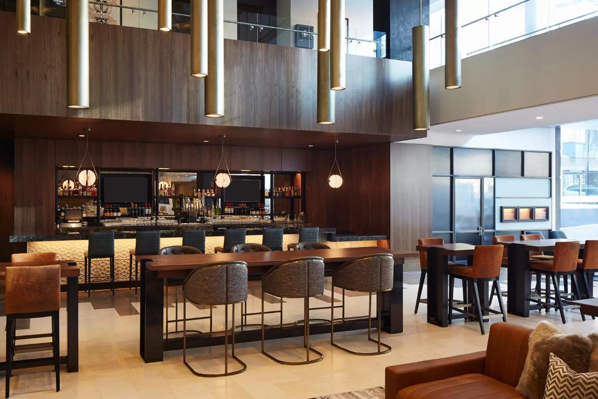 Lounge or bar in Loews Chicago Hotel