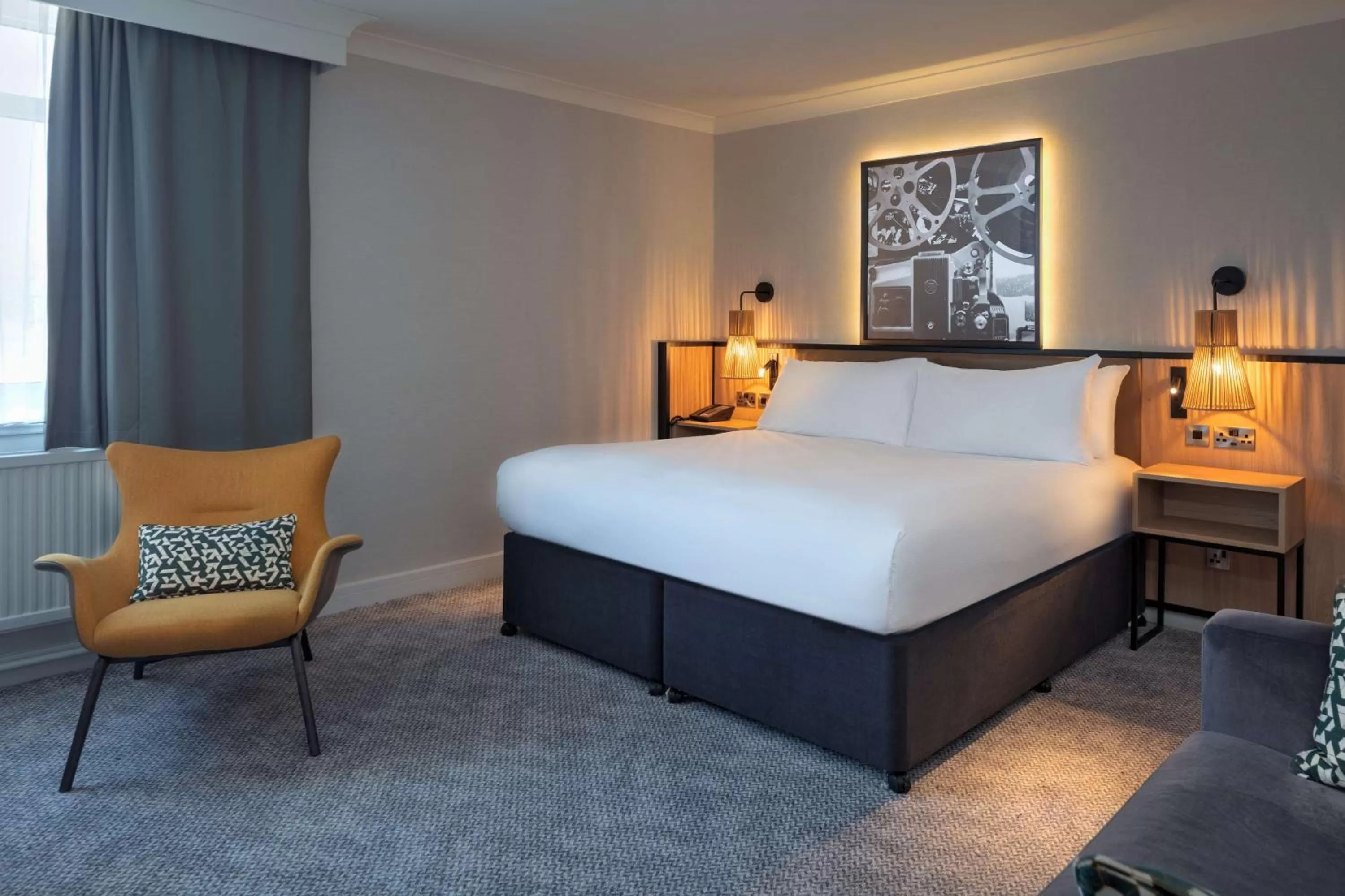 Living room, Bed in DoubleTree by Hilton London Elstree