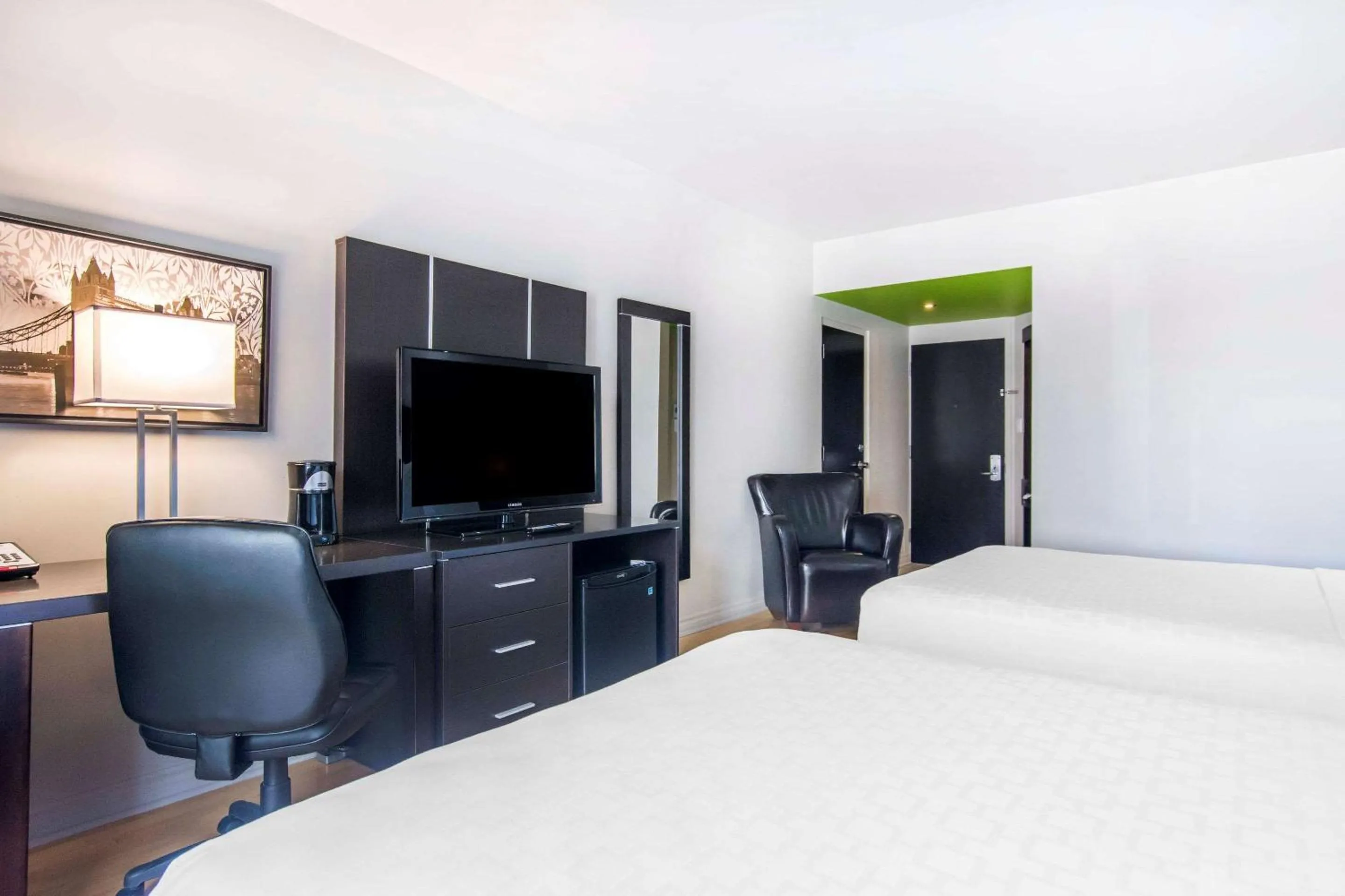 Photo of the whole room, Bed in Travelodge by Wyndham Trois-Rivieres