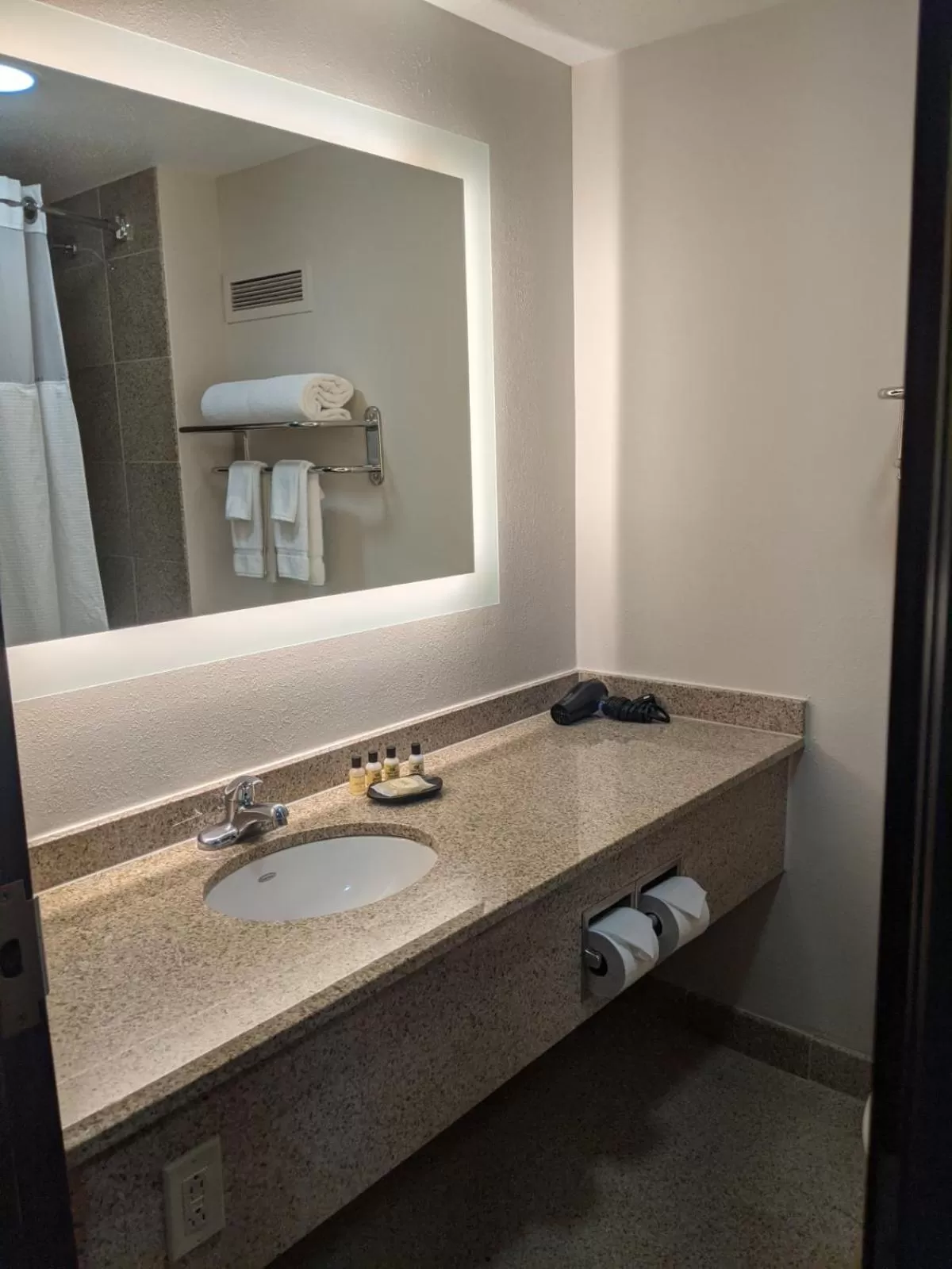 Bathroom in Wyndham Indianapolis Airport