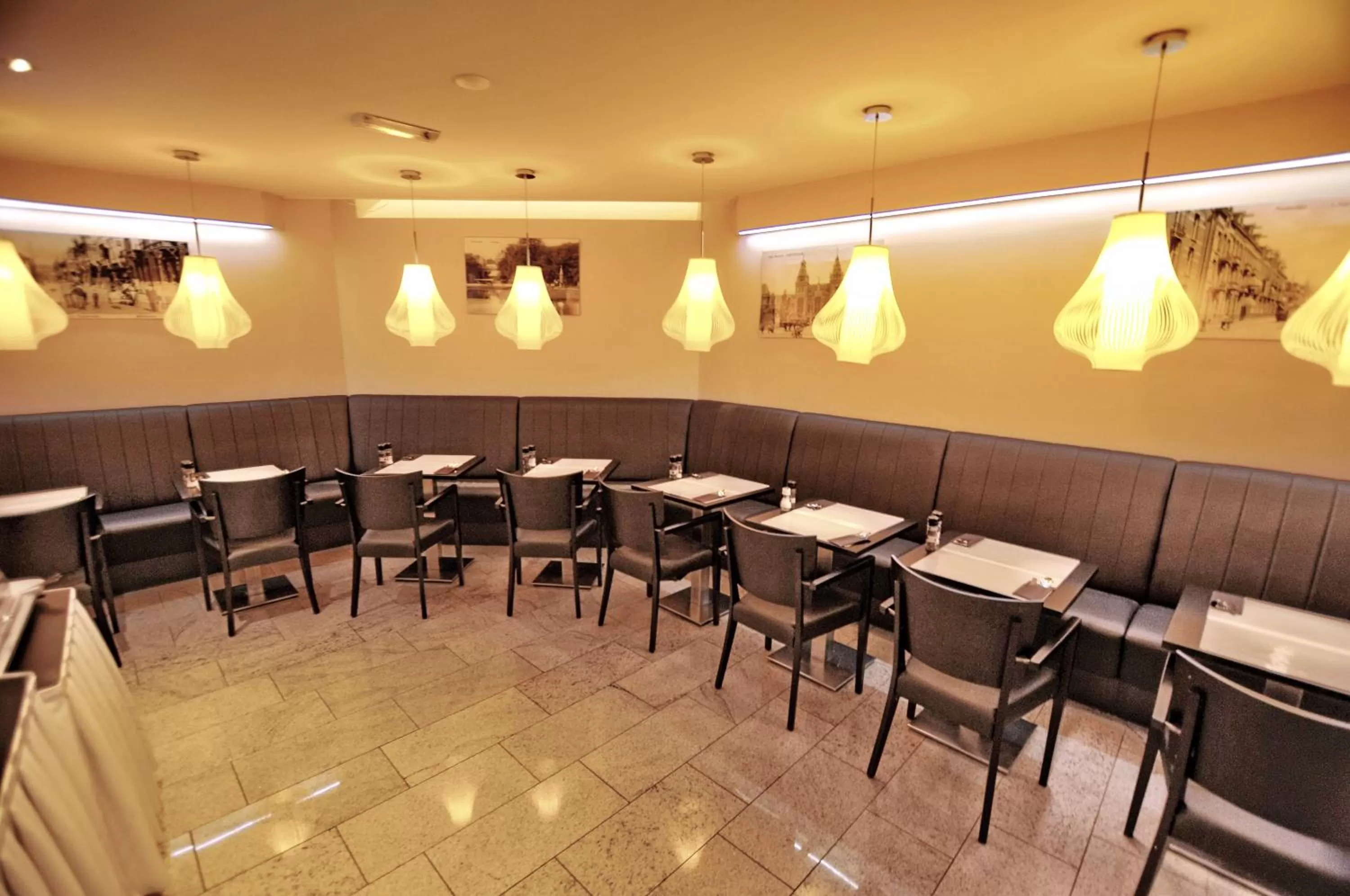 Restaurant/Places to Eat in Hotel Parkview