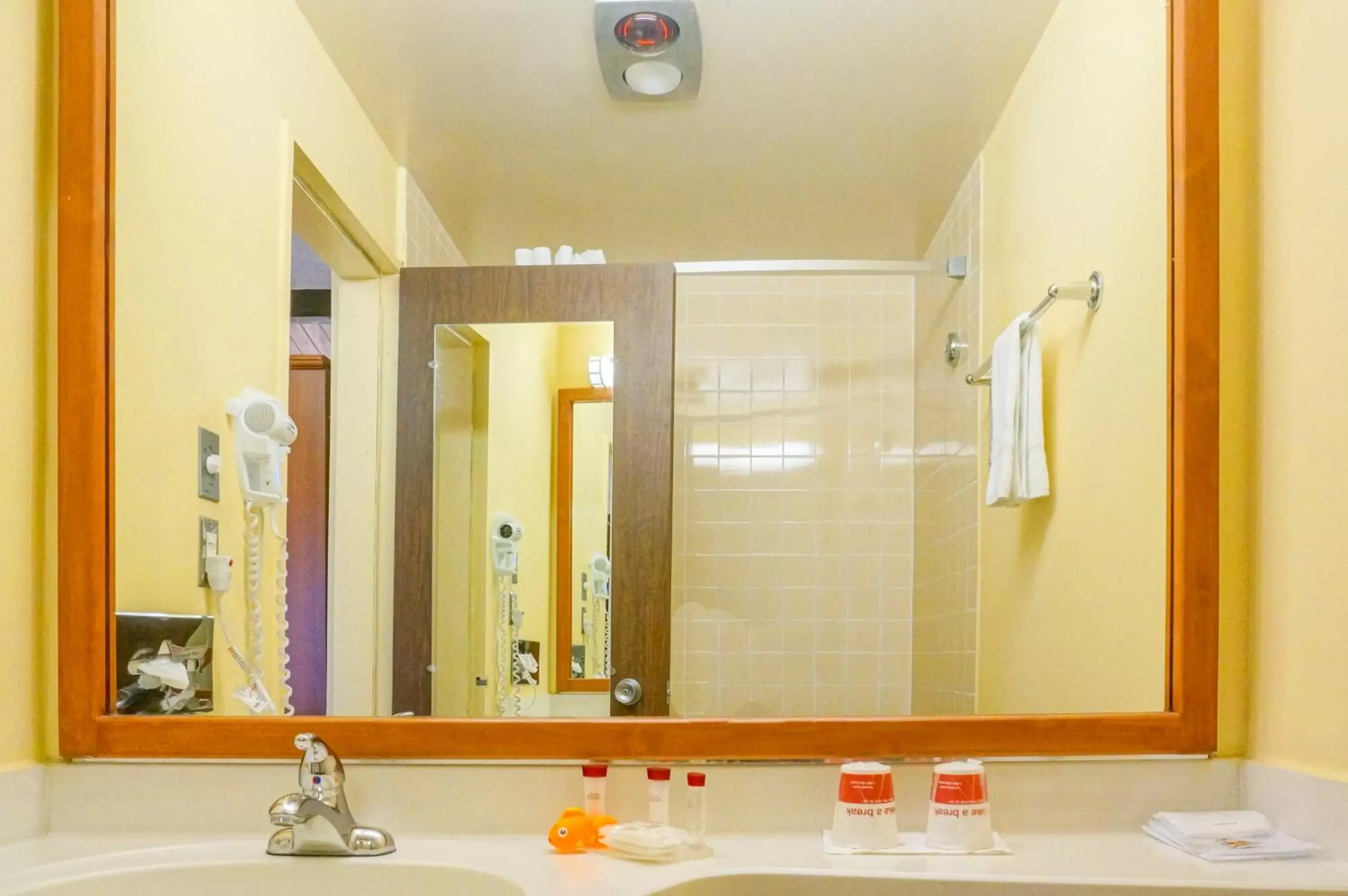 One Queen Room - Non-Smoking in Ramada by Wyndham Santa Barbara One Queen Room - Non-Smoking in Ramada by Wyndham Santa Barbara