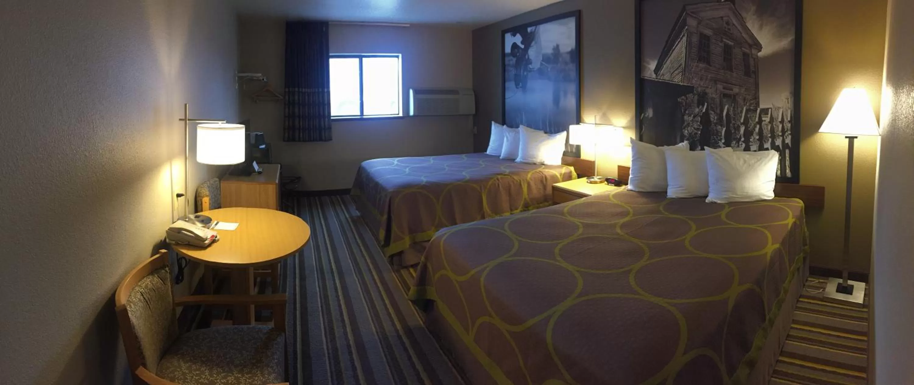 Photo of the whole room, Bed in Super 8 by Wyndham Dillon