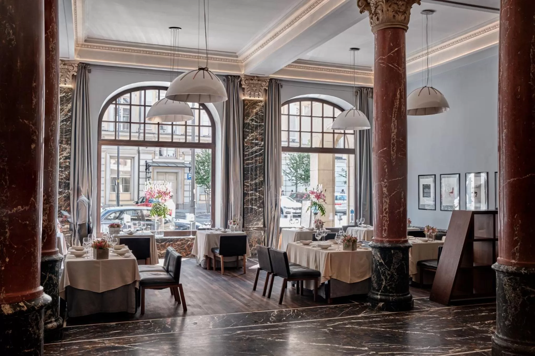 Restaurant/places to eat in Hotel Monopol