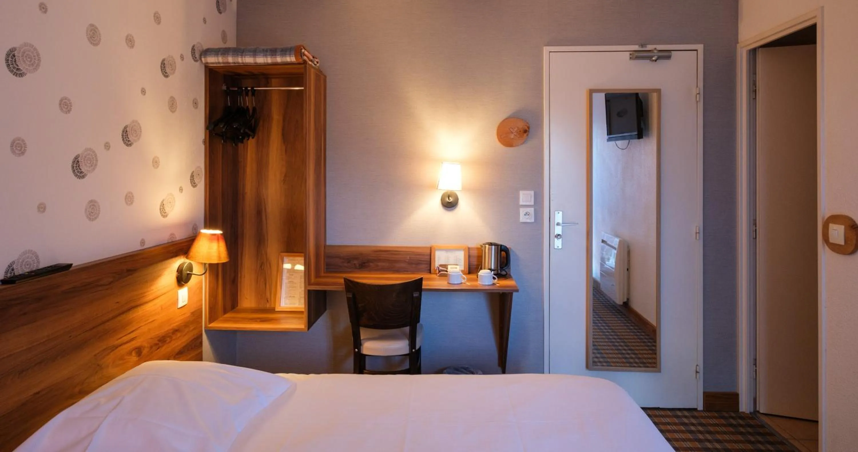 Bed in Cit'Hotel Le Montreal