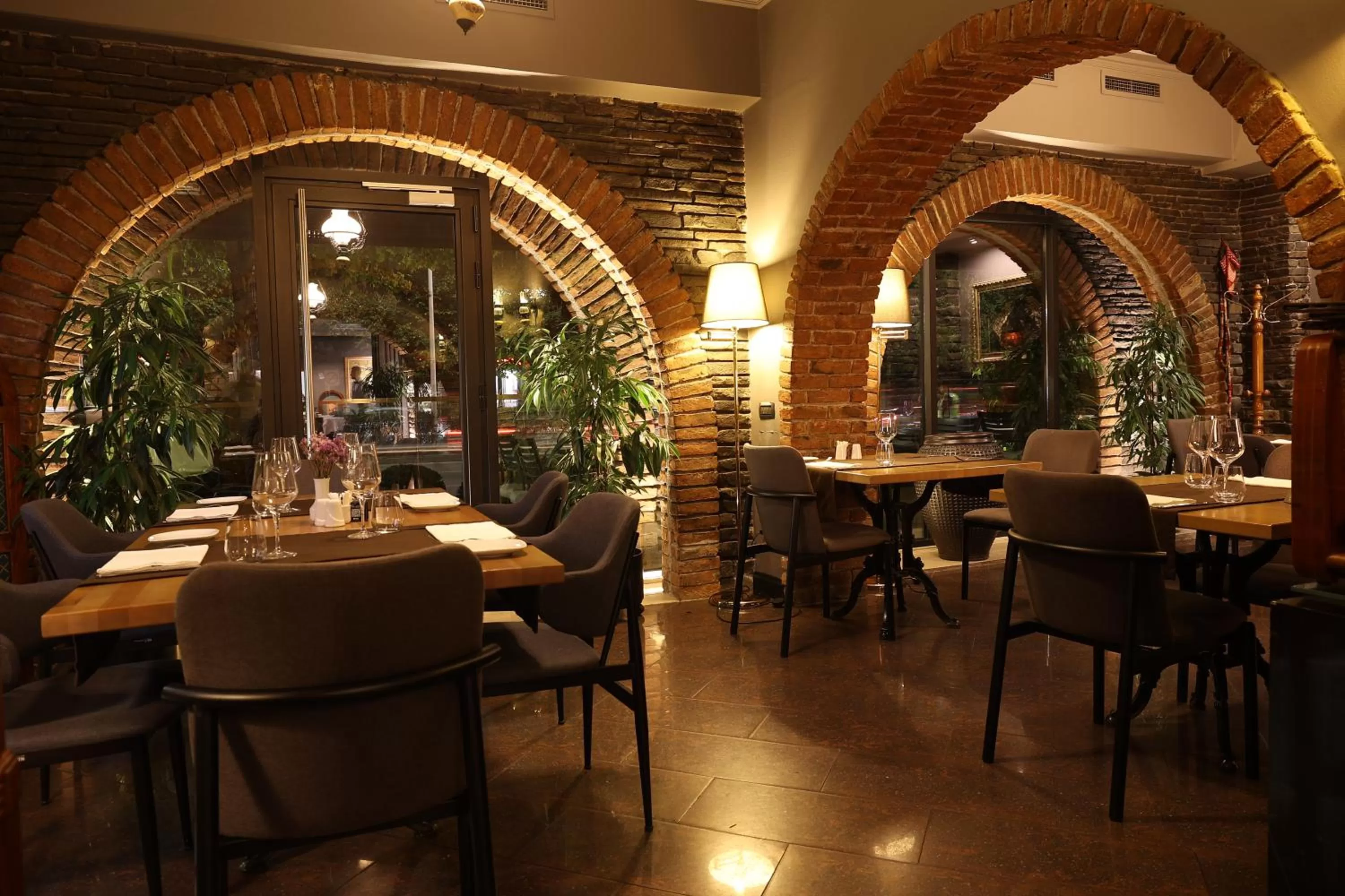 Restaurant/places to eat in Mondial Hotel