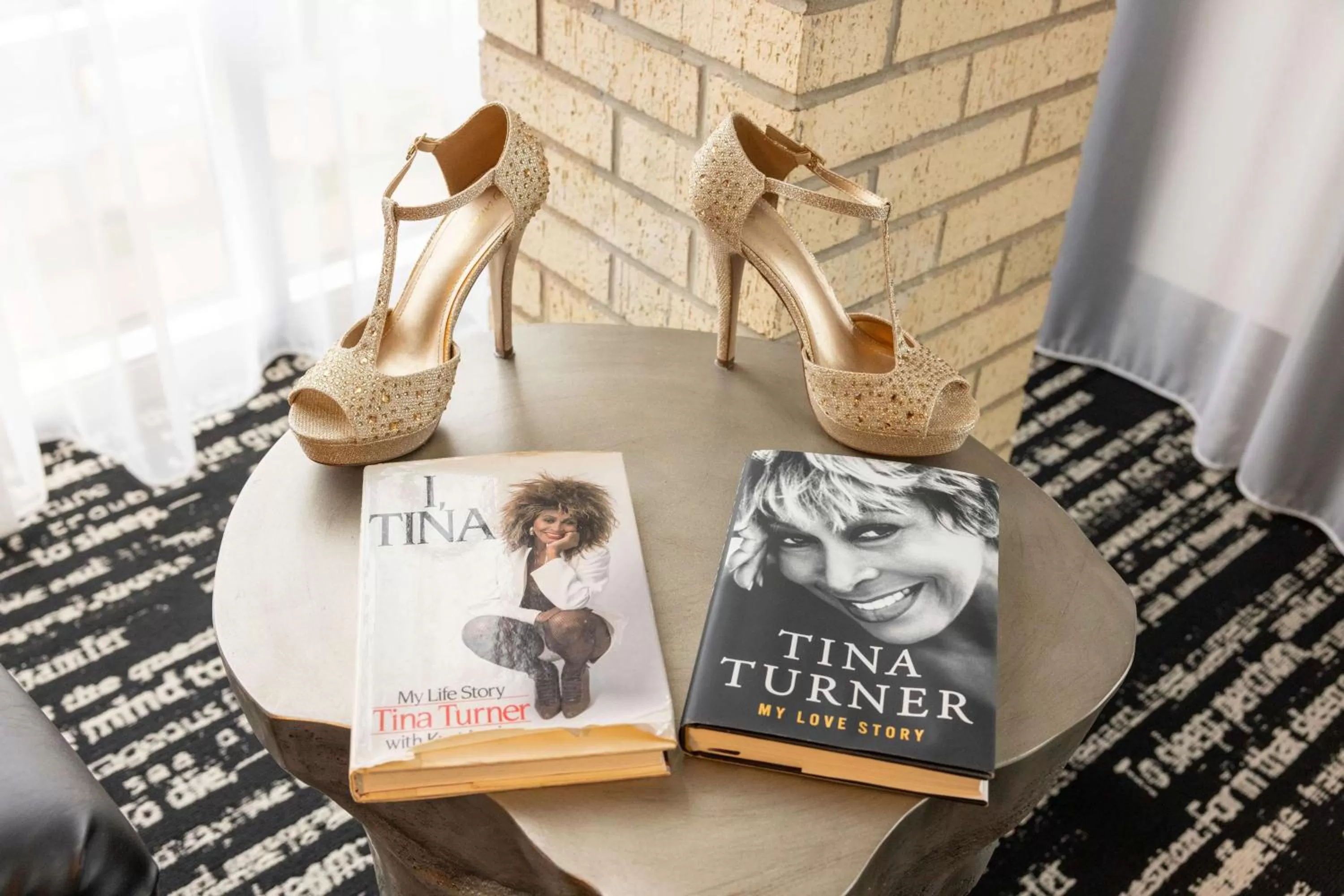 Living room in Lorenzo Hotel Dallas, Tapestry Collection by Hilton