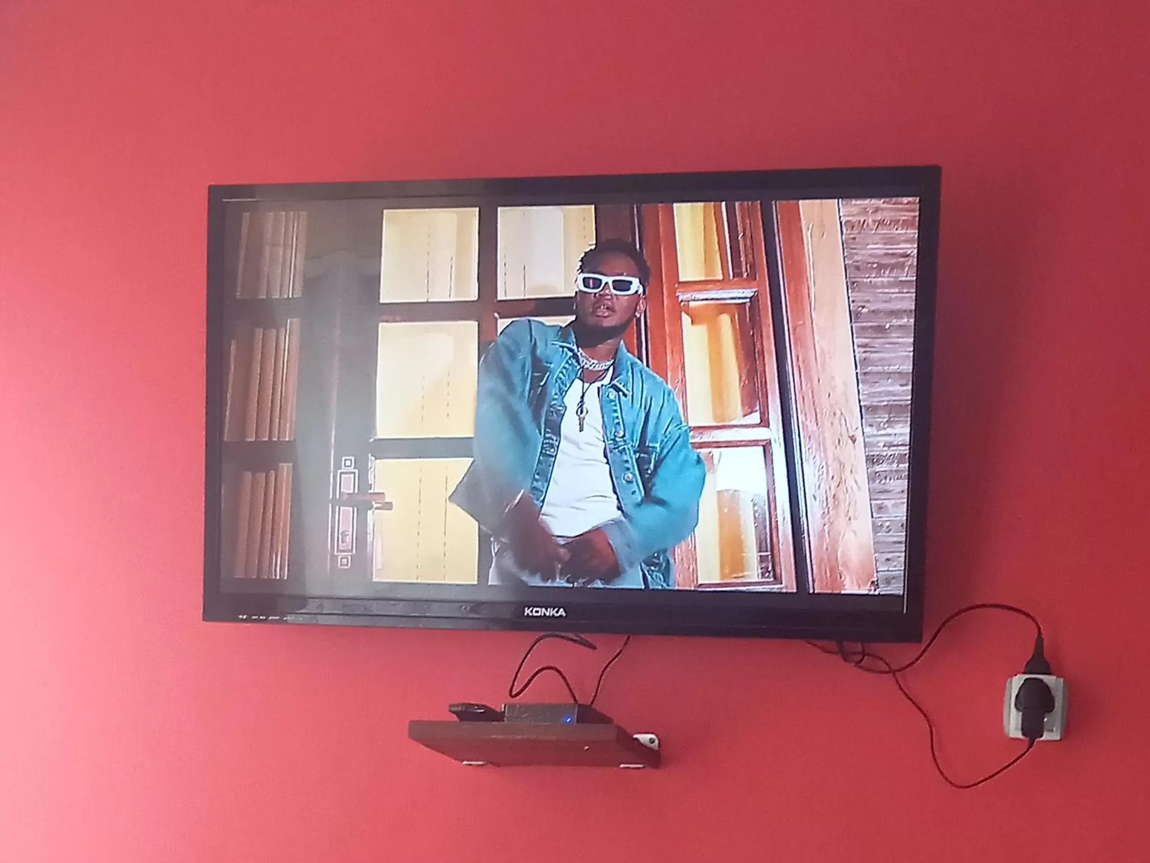 TV/Entertainment Center in Tommy's Budget Rooms