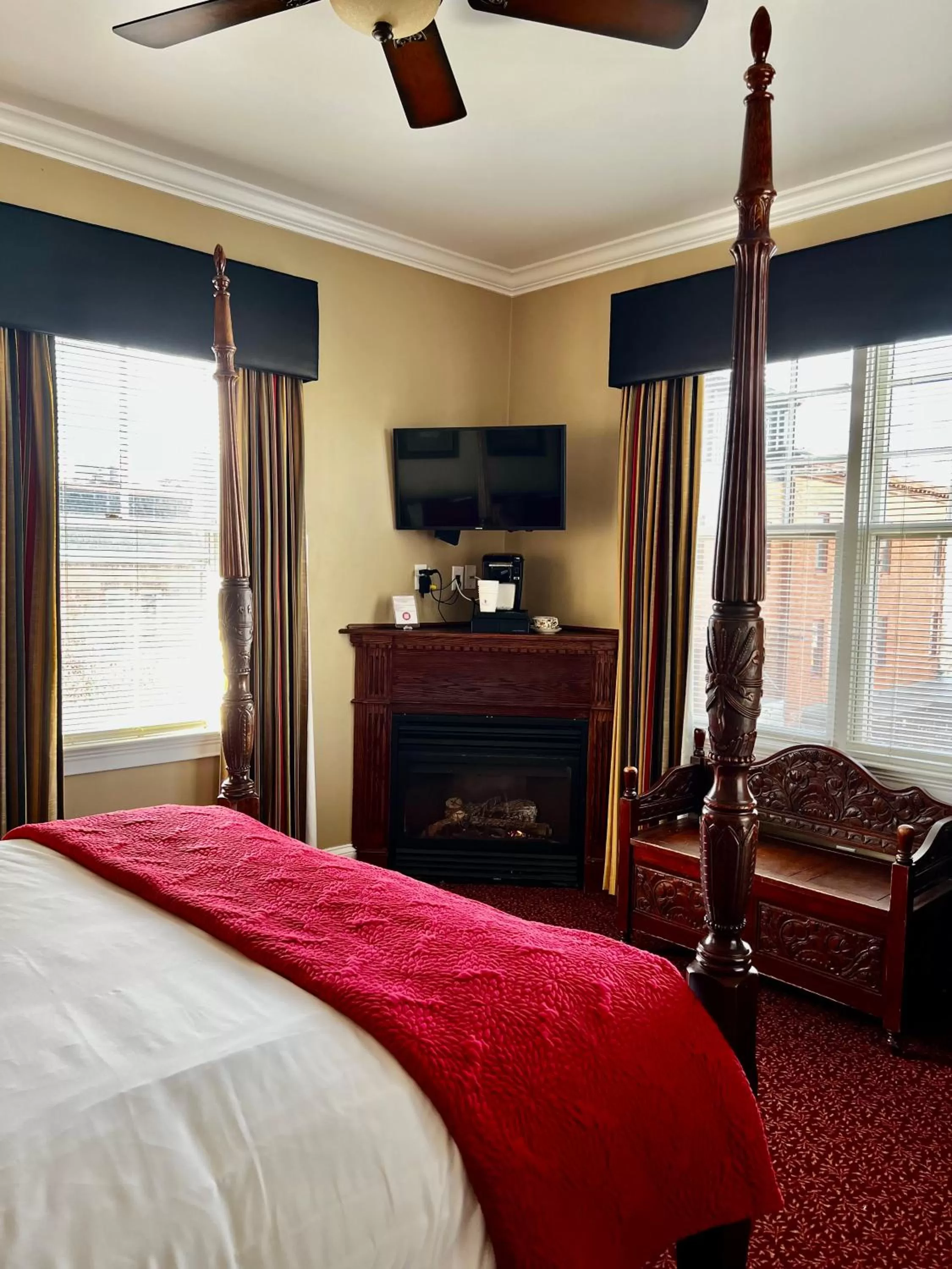 Bedroom, Bed in Almondy Inn Bed & Breakfast