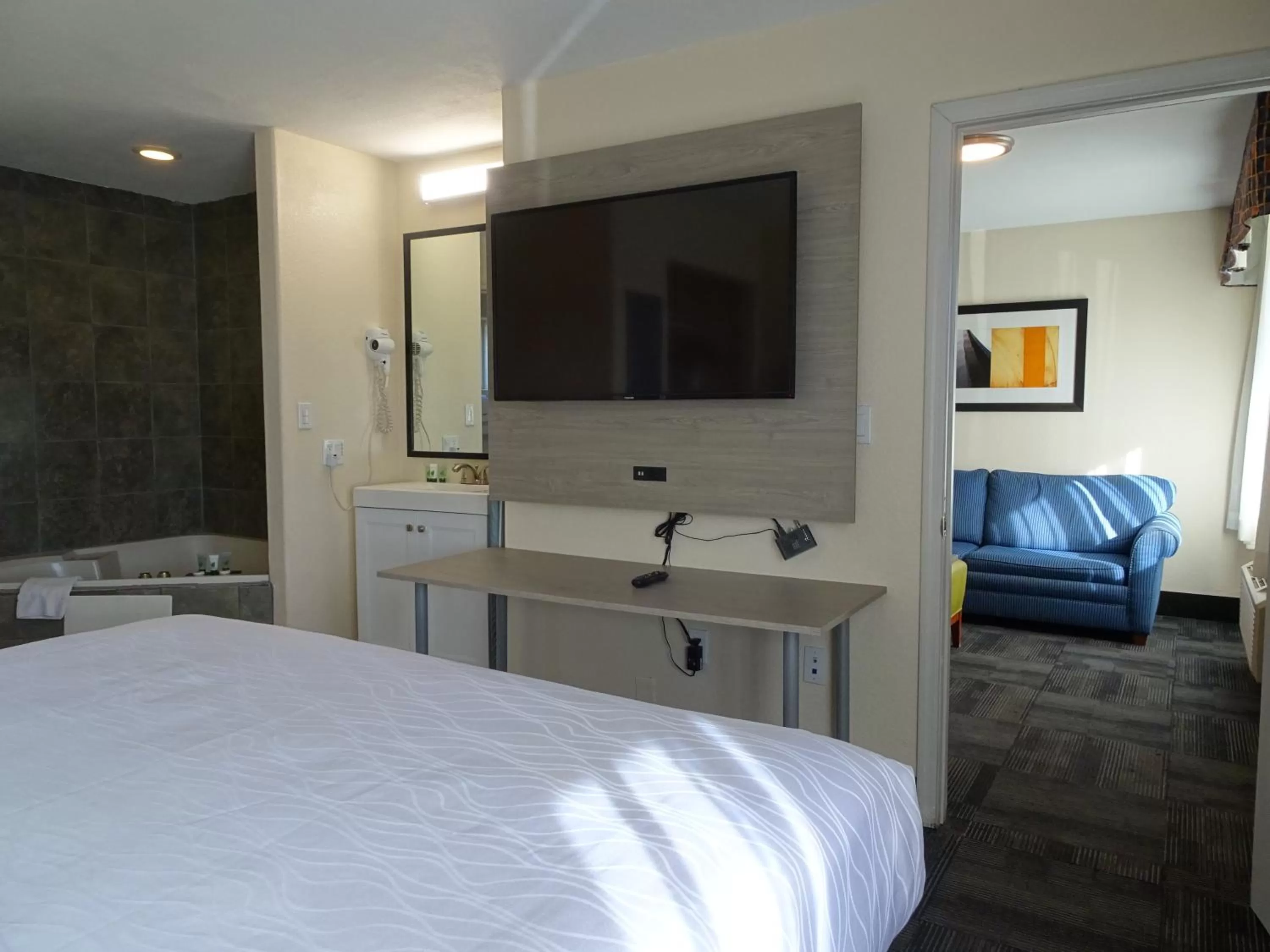 Photo of the whole room, Bed in Hotel Aspen Flagstaff/ Grand Canyon InnSuites