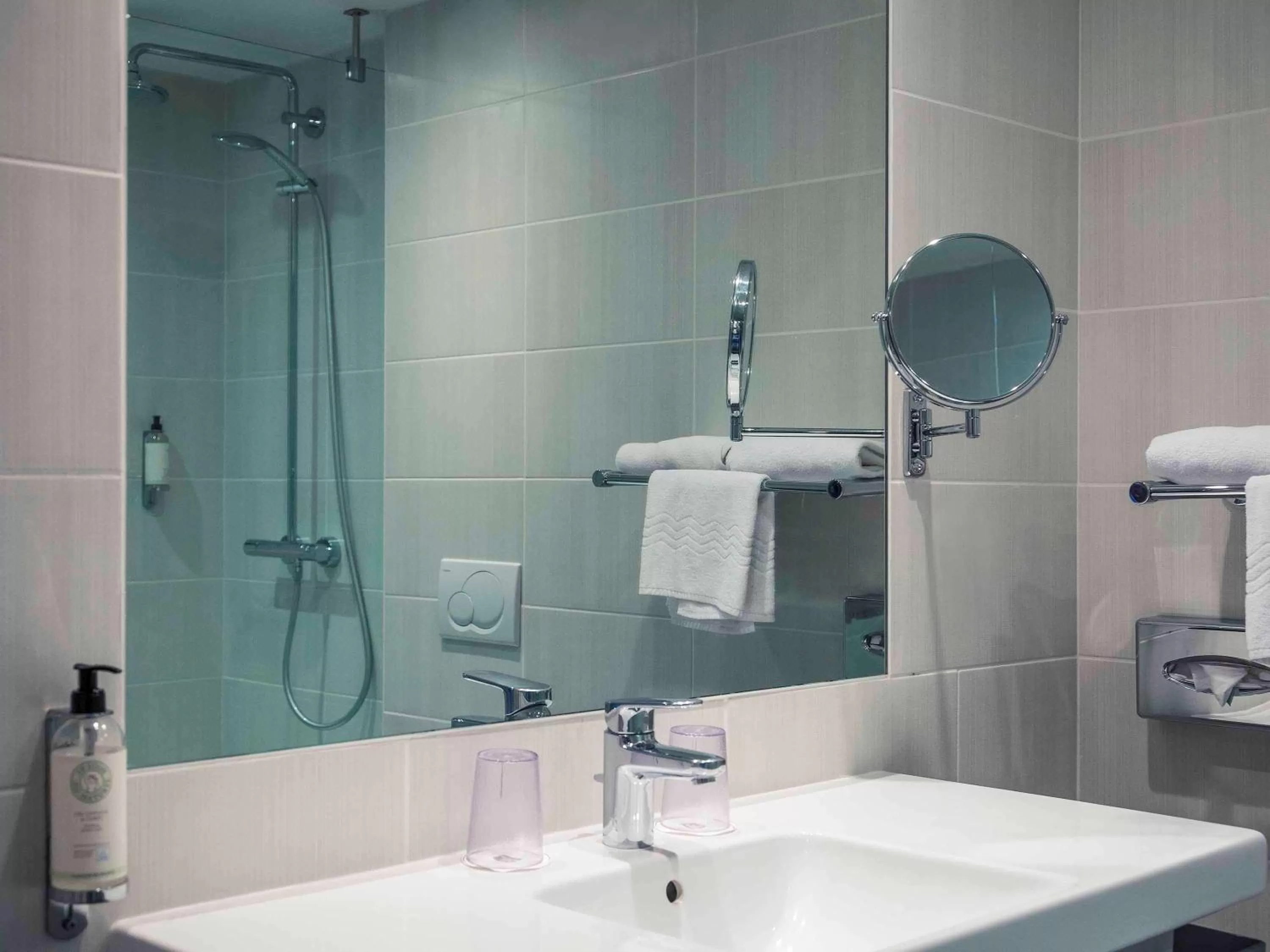 Photo of the whole room in Mercure Dinan Port Le Jerzual