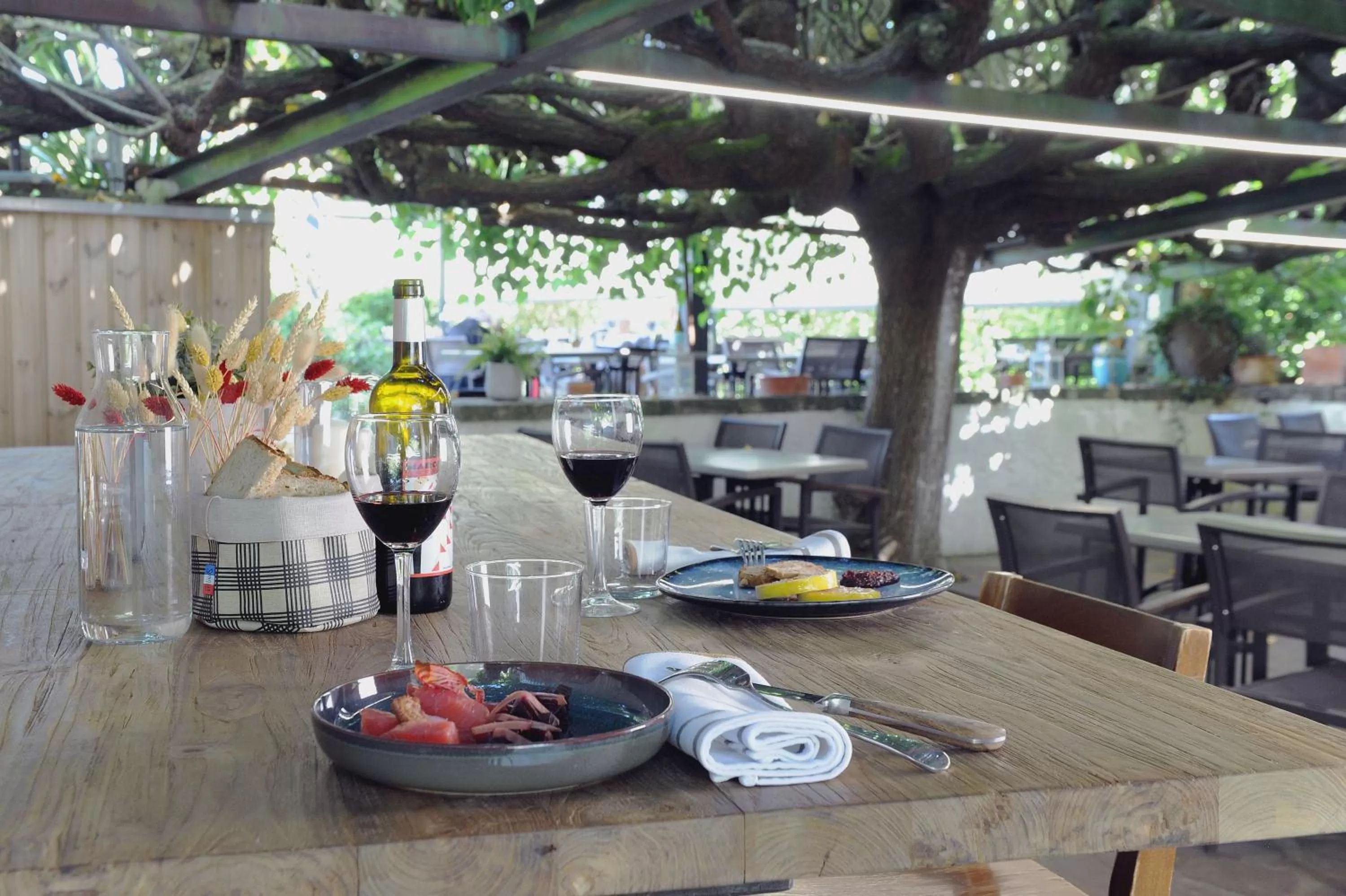 Patio in Logis Hôtel du Chêne