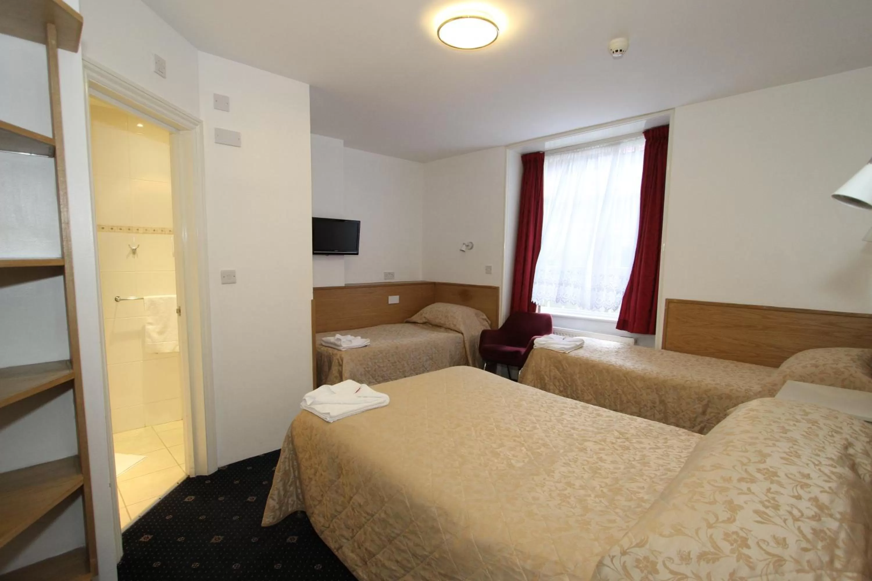 Bedroom, Bed in Ridgemount Hotel