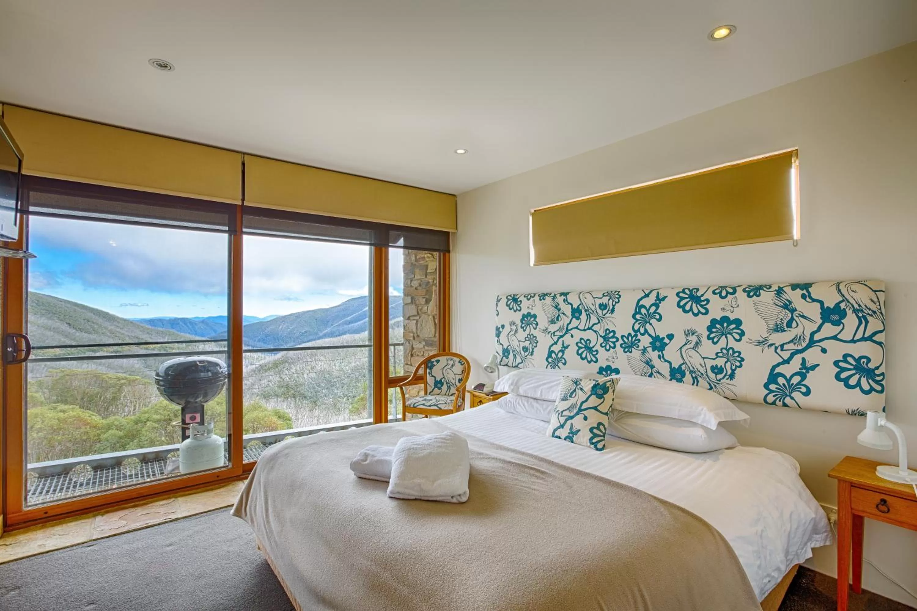 Bed, Mountain View in Alpine Woodsmoke Apartments