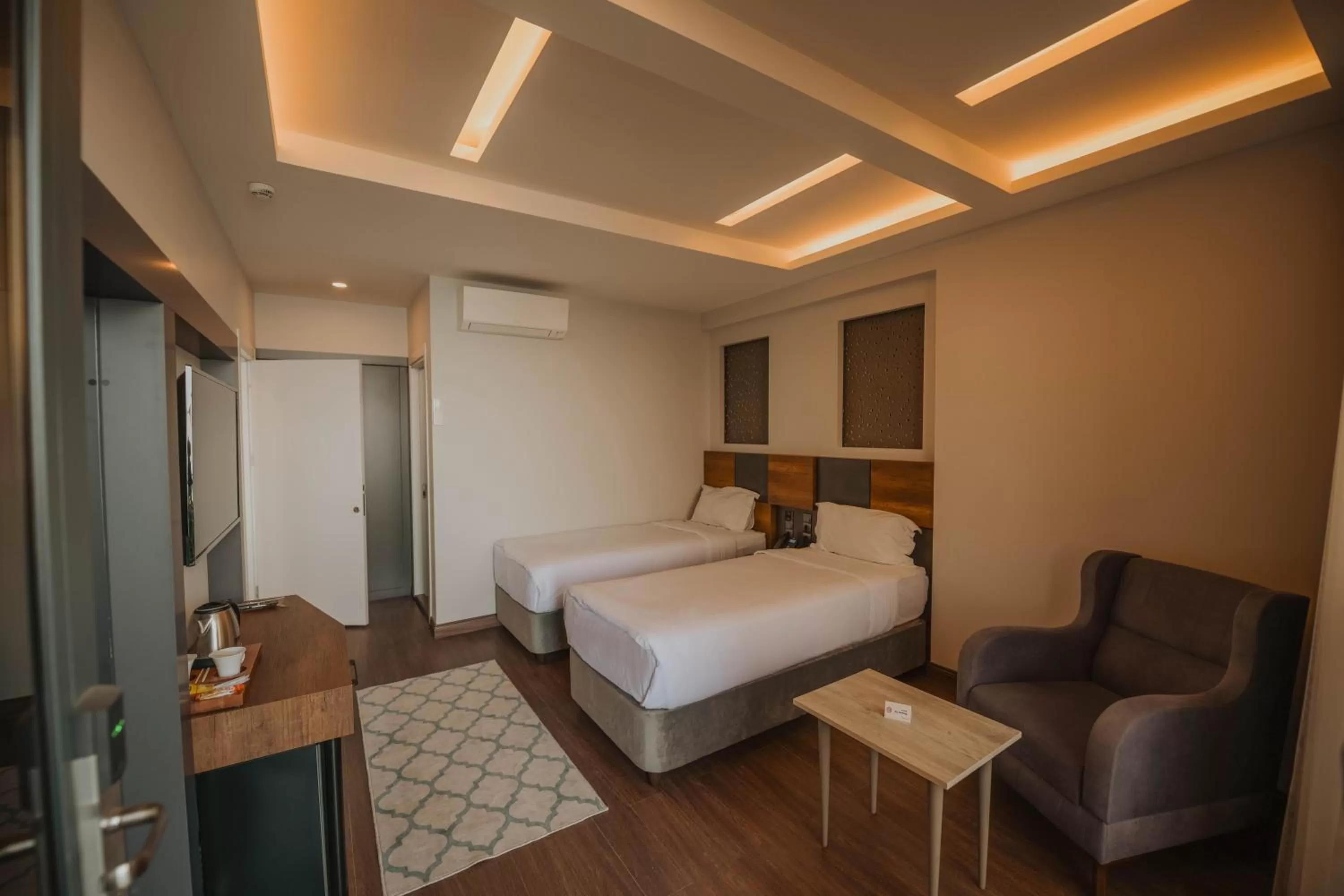 Photo of the whole room, Bed in Peerless Villas Hotel