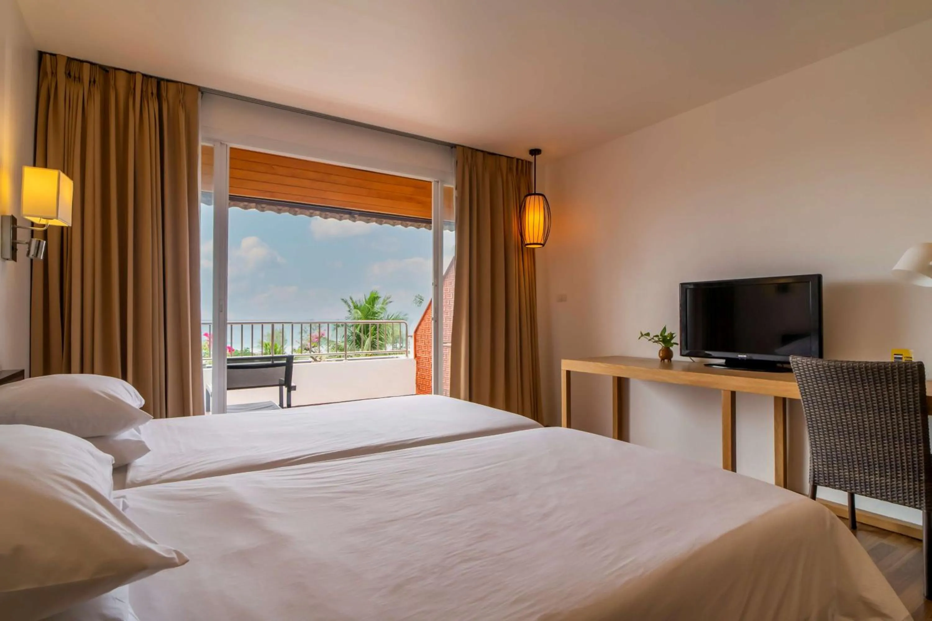 Bedroom, Bed in Best Western Phuket Ocean Resort