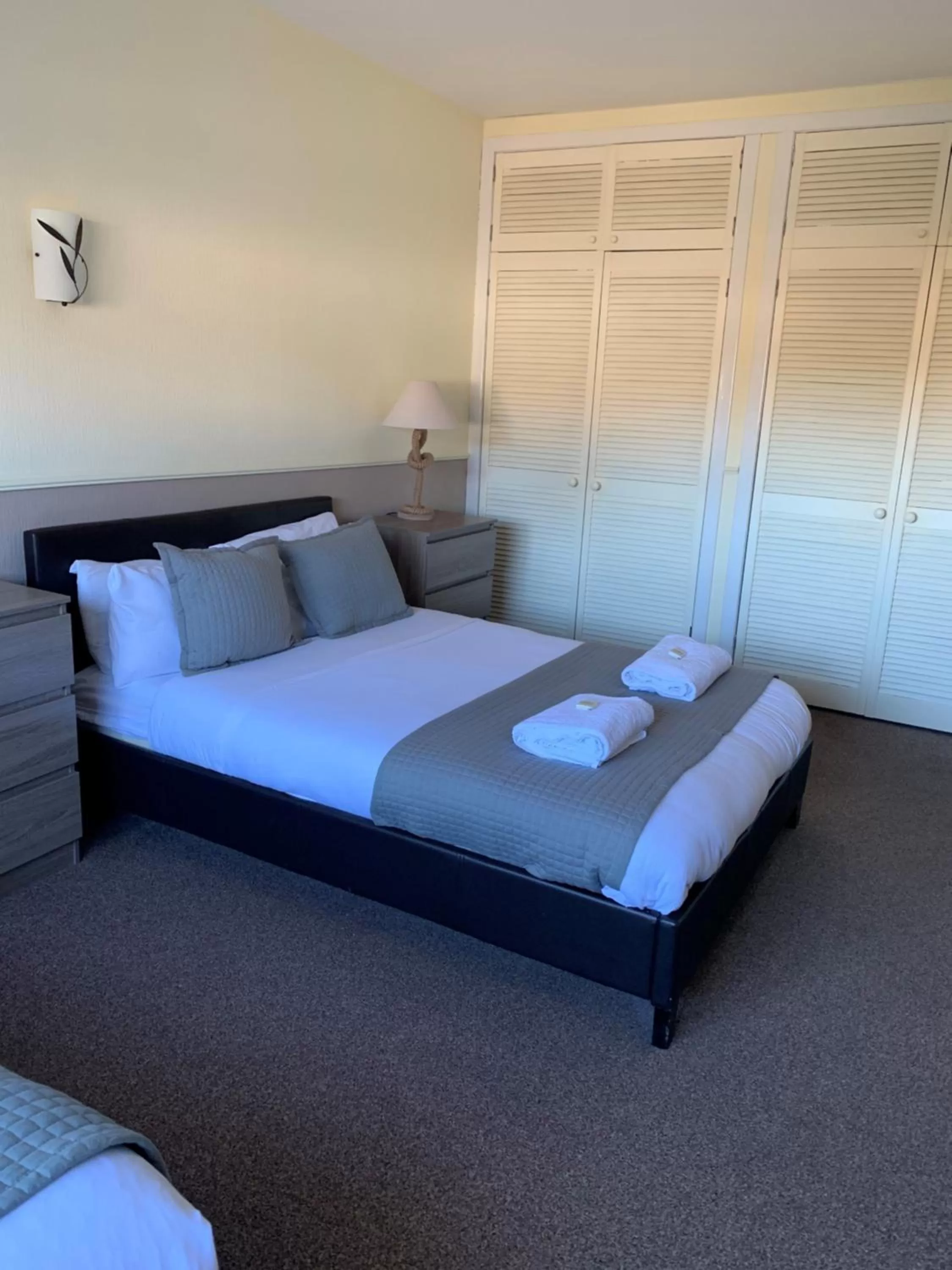 Bedroom, Bed in The Ship Inn