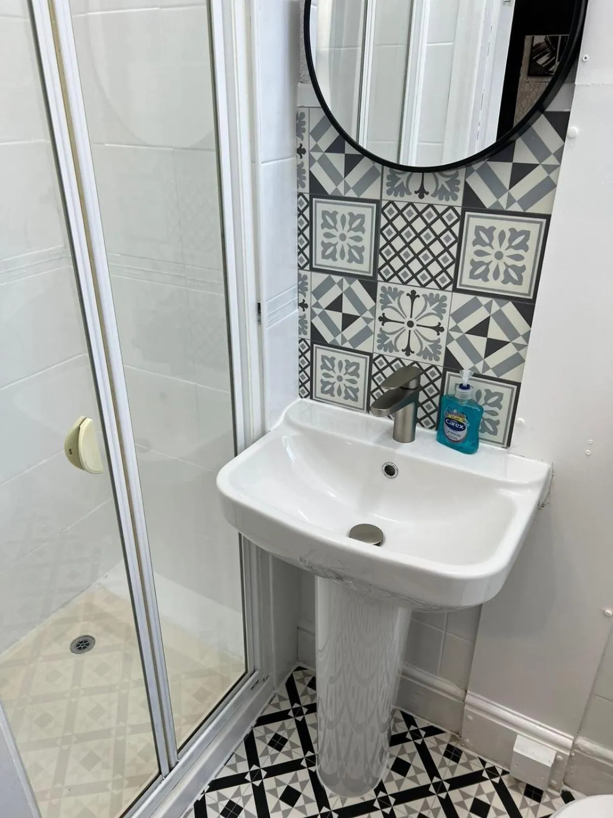 Bathroom in OYO Marine Parade Hotel, Eastbourne Pier